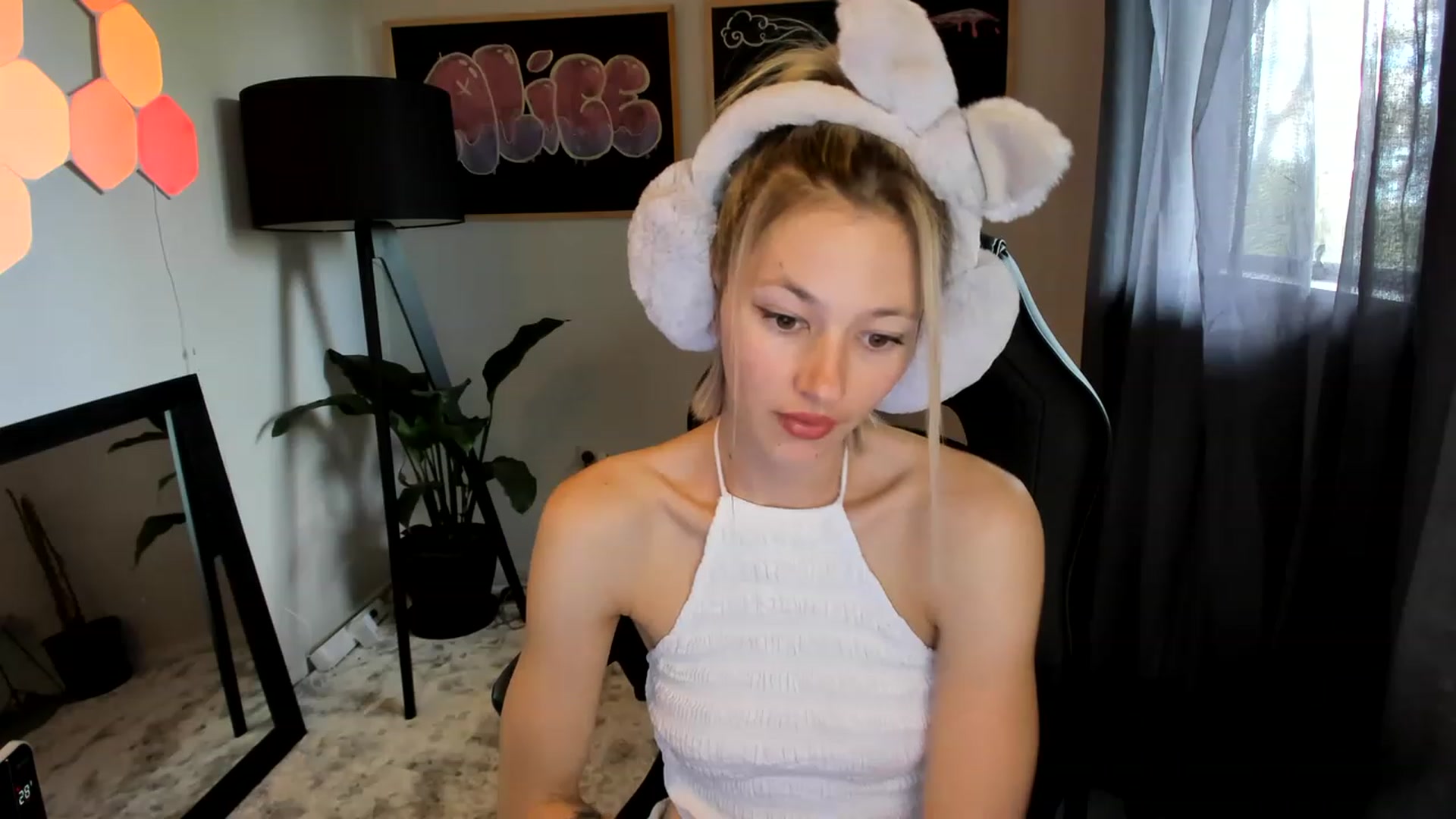 Gallery image thumbnail from Alice_NZ's myfreecams stream on, 03/30/2023, 23:55 image 19 of 20
