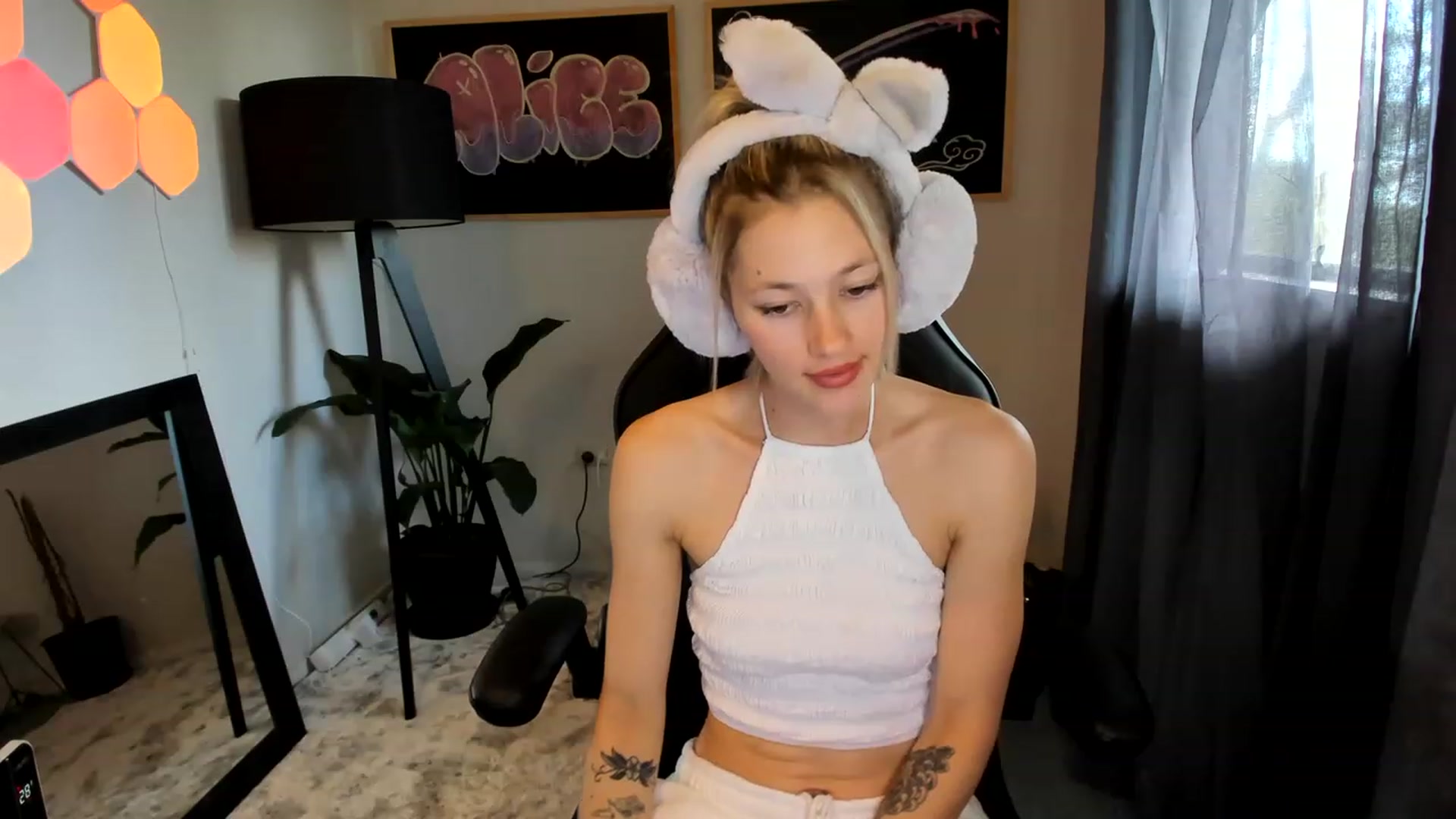 Gallery image thumbnail from Alice_NZ's myfreecams stream on, 03/30/2023, 23:55 image 13 of 20