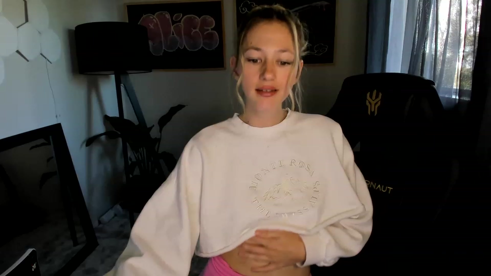 Gallery image thumbnail from Alice_NZ's myfreecams stream on, 04/04/2023, 24:01 image 17 of 20