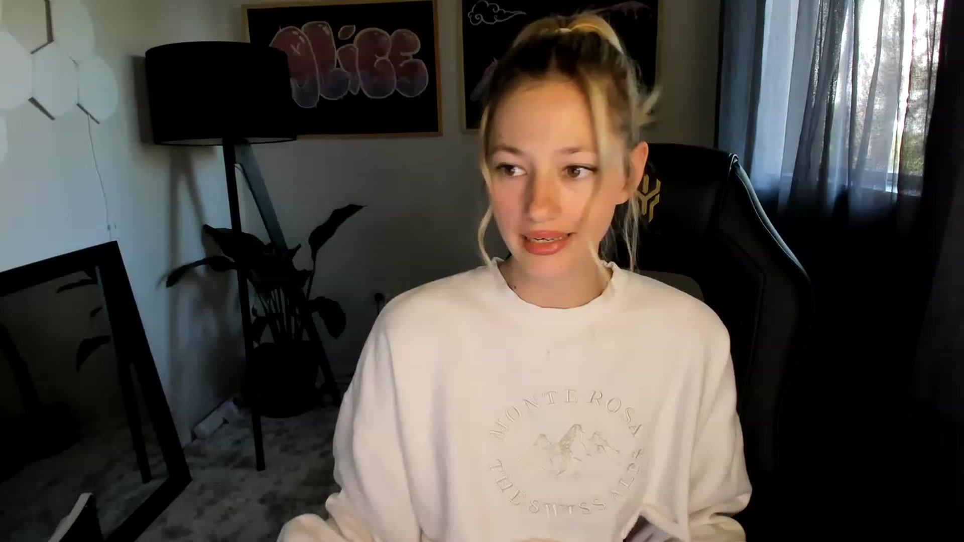 Gallery image thumbnail from Alice_NZ's myfreecams stream on, 04/04/2023, 24:01 image 8 of 20