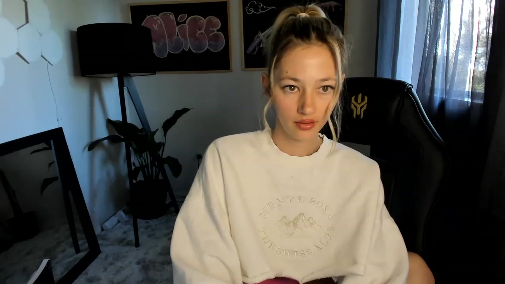 Gallery image thumbnail from Alice_NZ's myfreecams stream on, 04/04/2023, 24:01 image 15 of 20