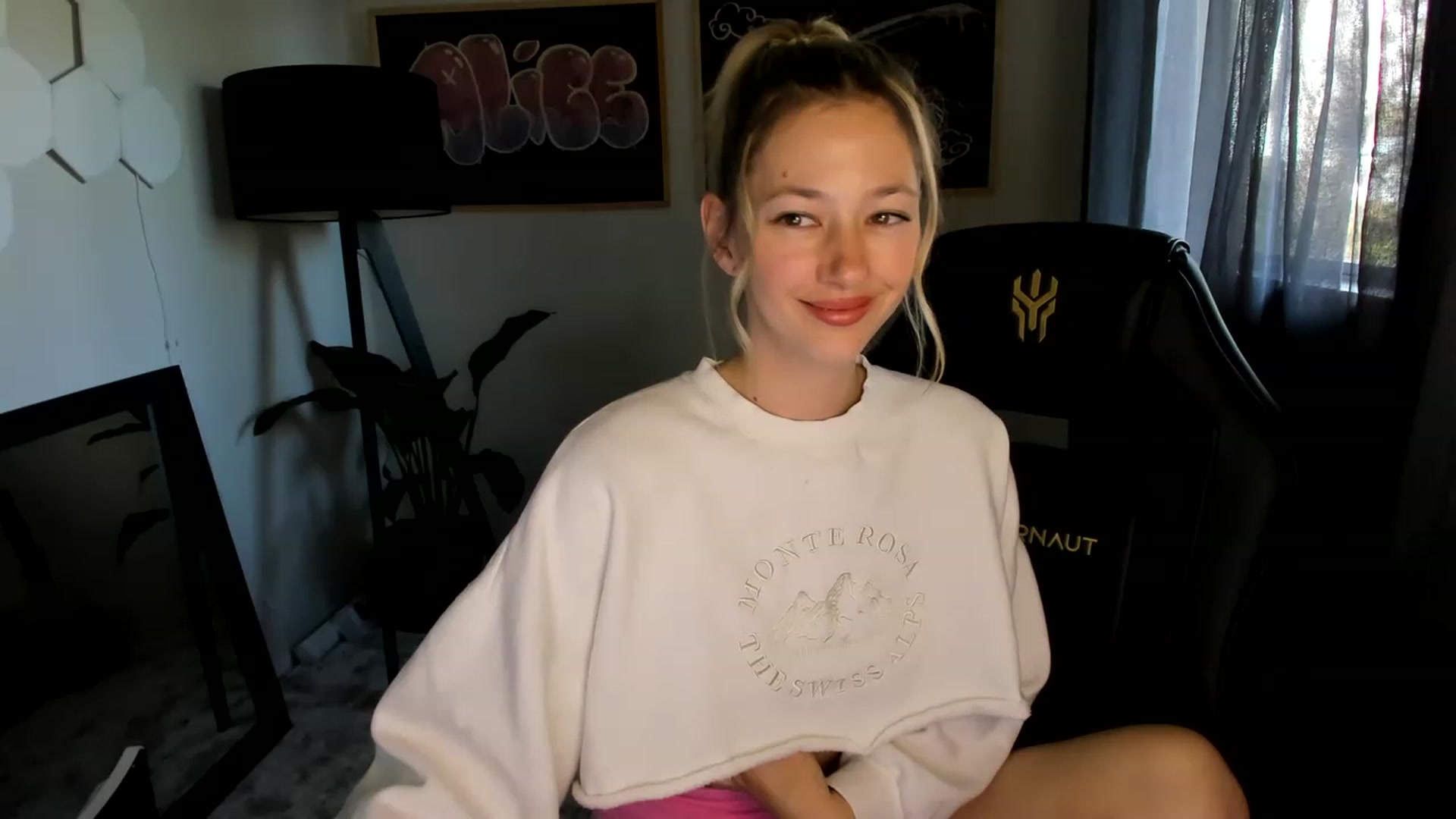 Gallery image thumbnail from Alice_NZ's myfreecams stream on, 04/04/2023, 24:01 image 16 of 20