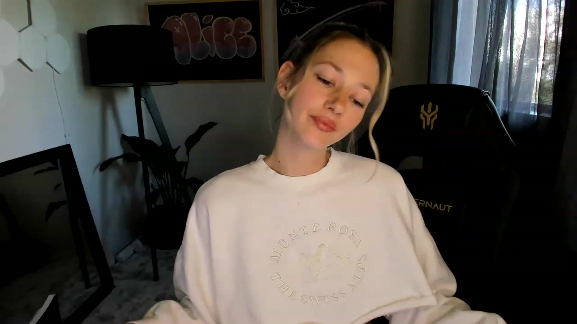 Gallery image thumbnail from Alice_NZ's myfreecams stream on, 04/04/2023, 24:01 image 3 of 20