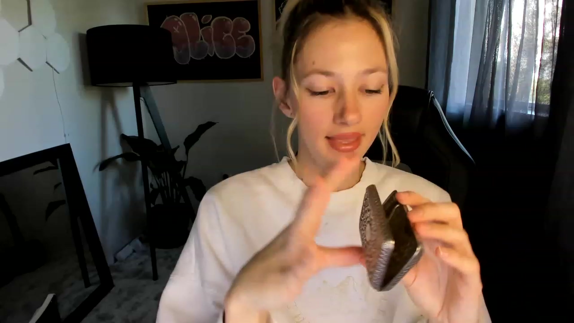 Gallery image thumbnail from Alice_NZ's myfreecams stream on, 04/04/2023, 24:01 image 7 of 20