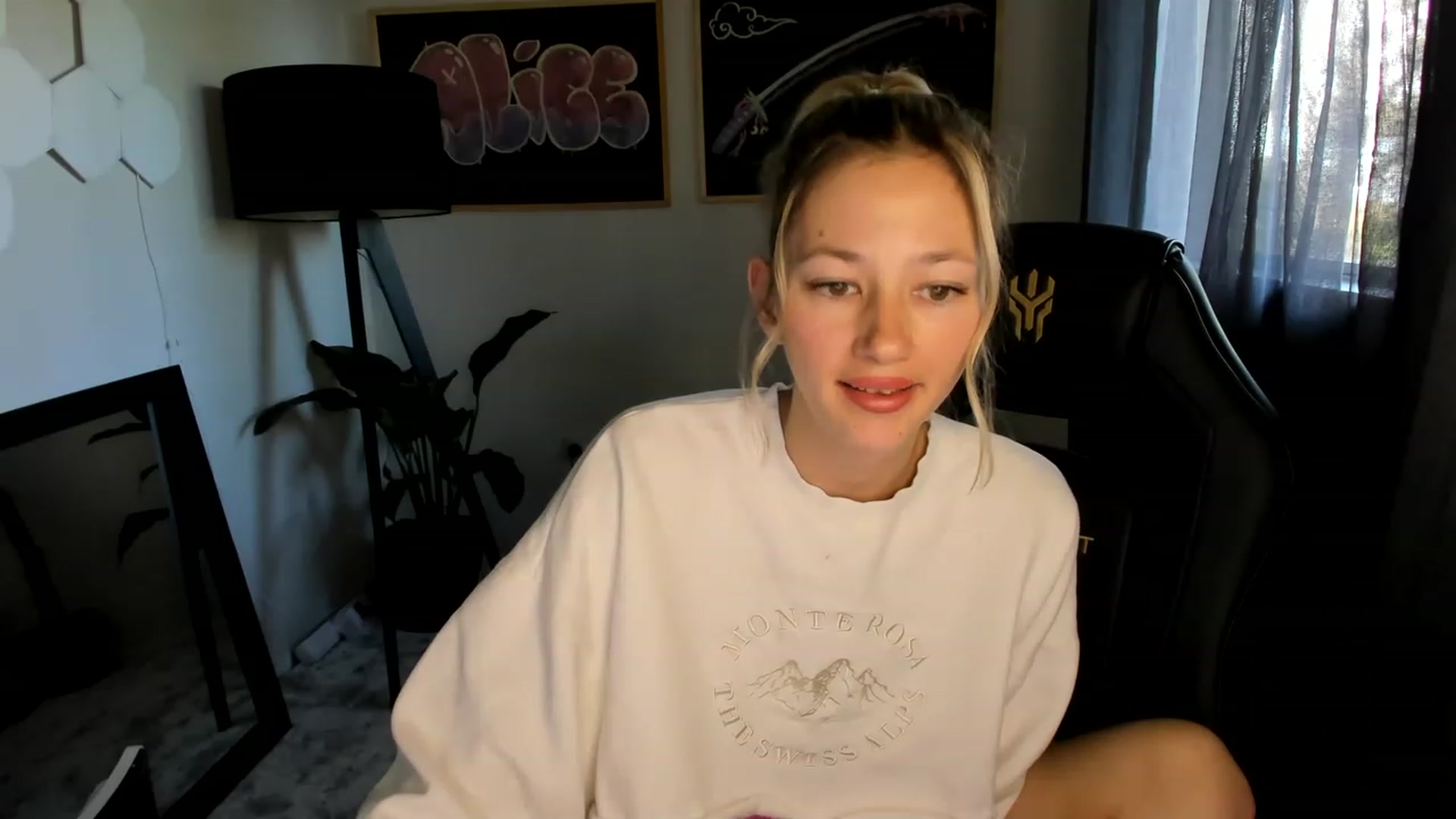 Gallery image thumbnail from Alice_NZ's myfreecams stream on, 04/04/2023, 24:01 image 13 of 20