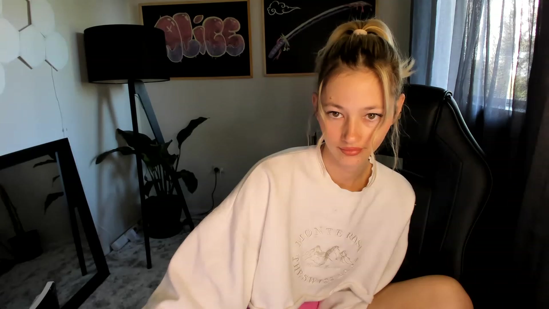 Gallery image thumbnail from Alice_NZ's myfreecams stream on, 04/04/2023, 24:01 image 12 of 20