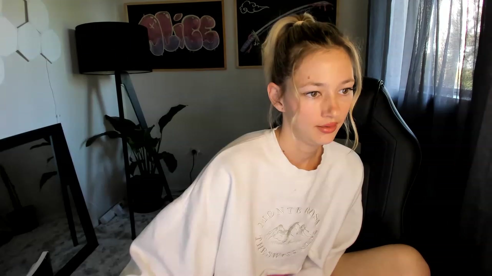 Gallery image thumbnail from Alice_NZ's myfreecams stream on, 04/04/2023, 24:01 image 10 of 20
