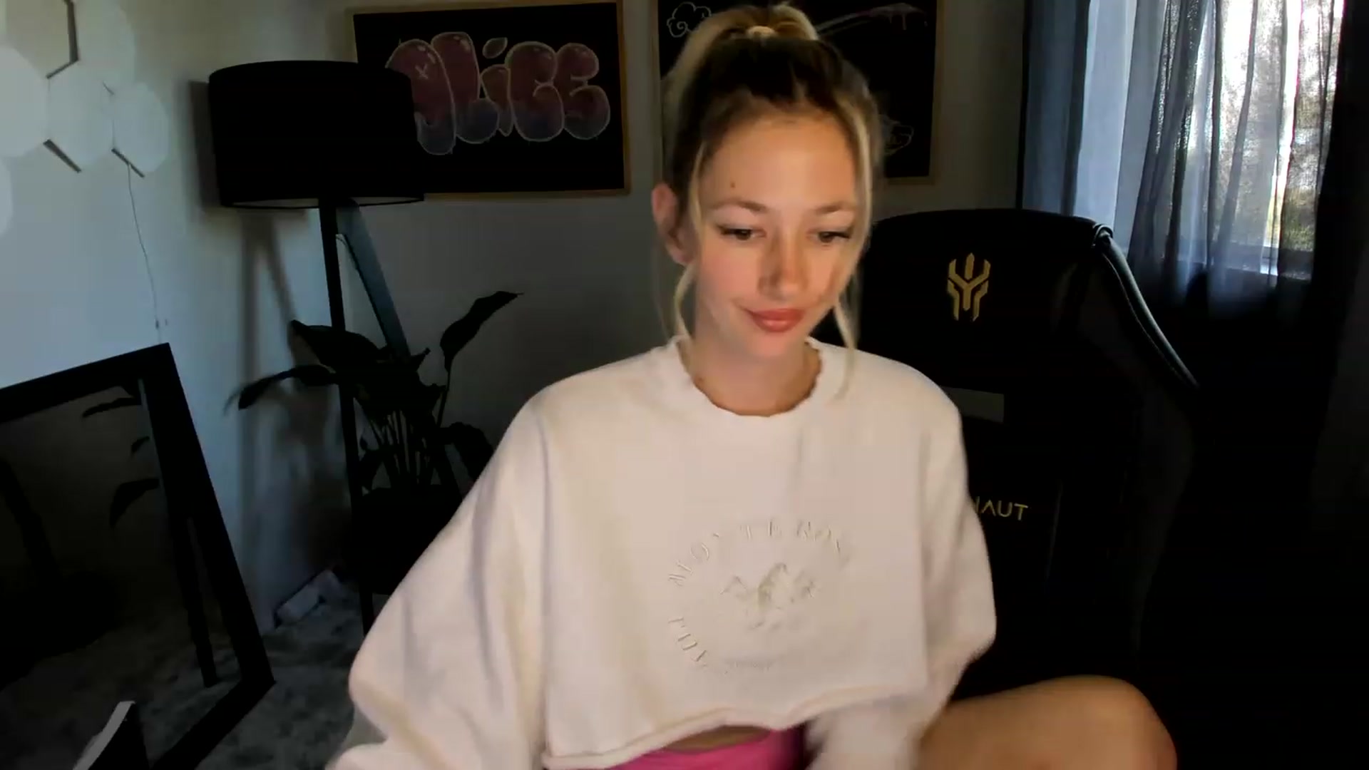 Gallery image thumbnail from Alice_NZ's myfreecams stream on, 04/04/2023, 24:01 image 14 of 20