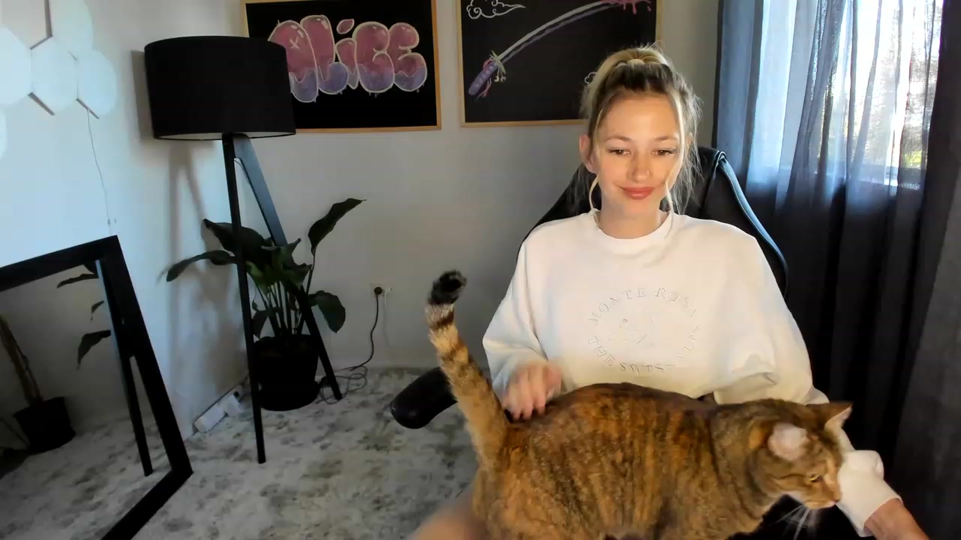 Gallery image thumbnail from Alice_NZ's myfreecams stream on, 04/04/2023, 01:16 image 17 of 20