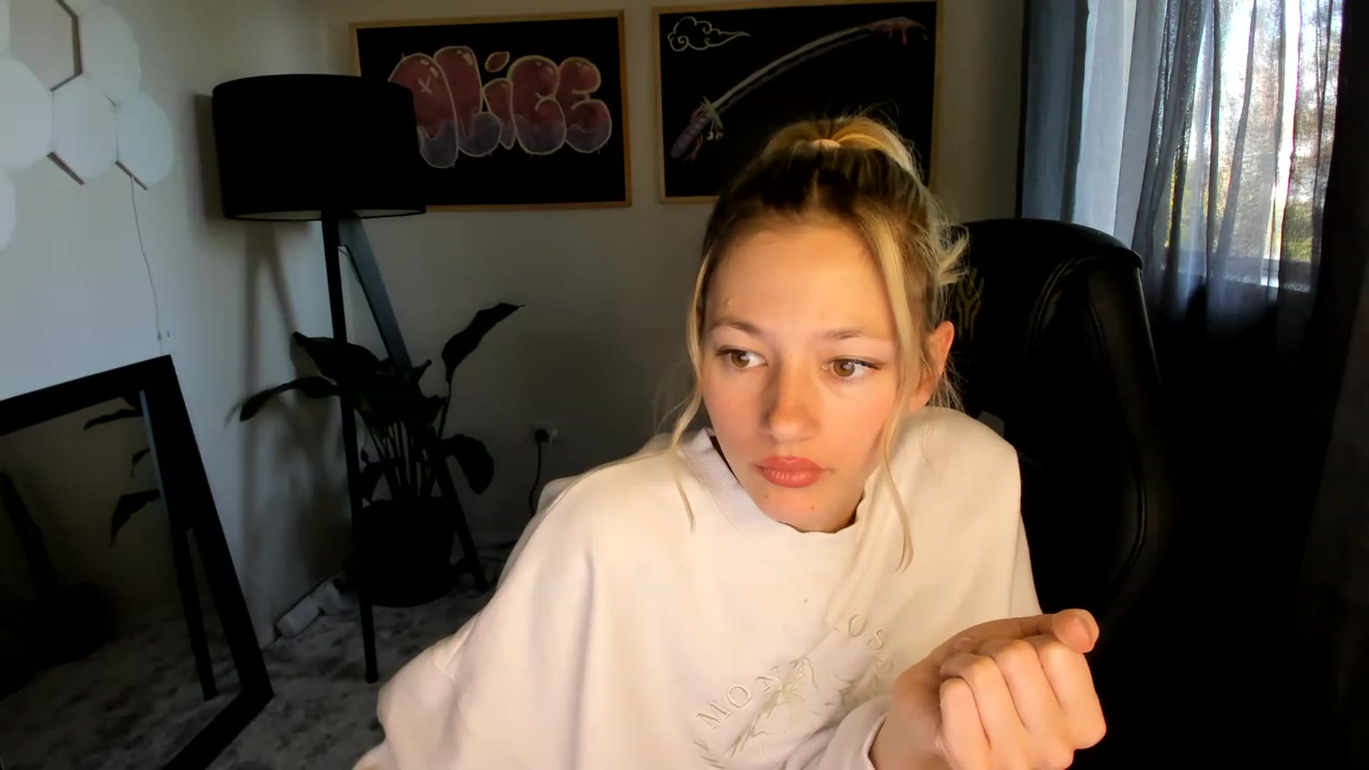Gallery image thumbnail from Alice_NZ's myfreecams stream on, 04/04/2023, 01:16 image 19 of 20