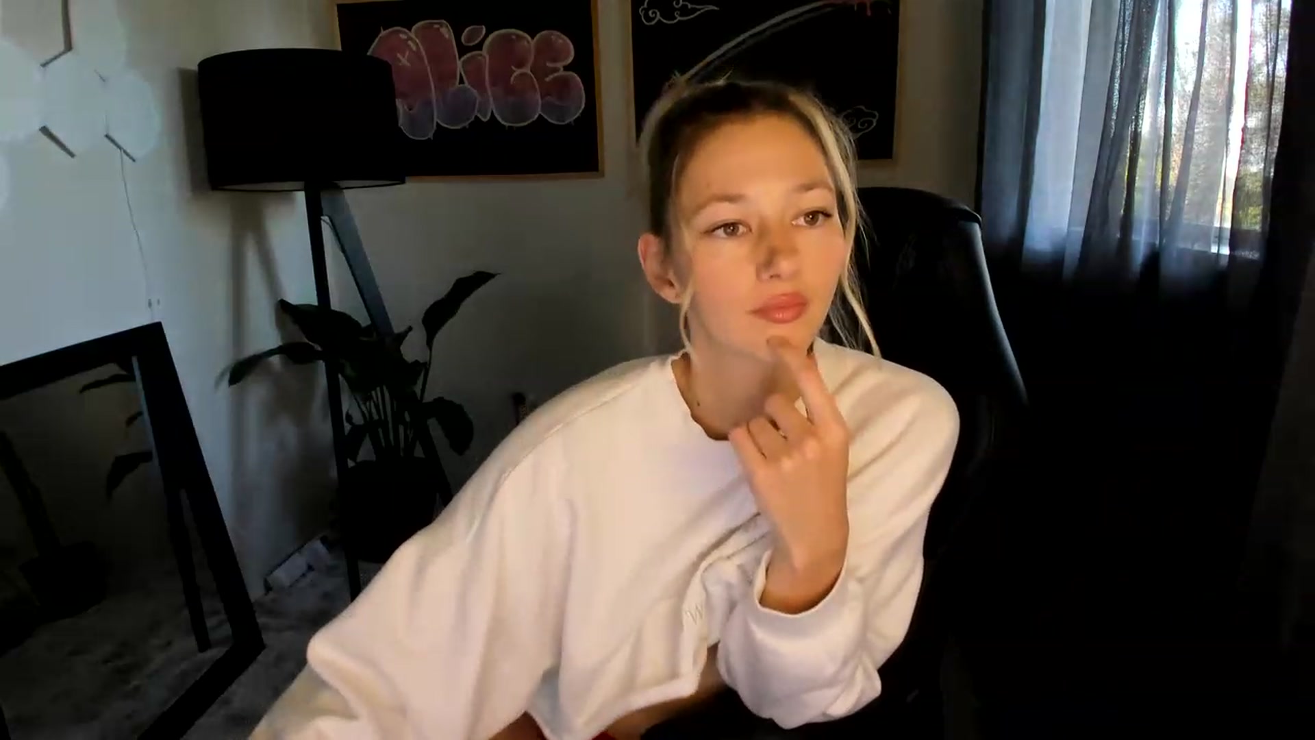 Gallery image thumbnail from Alice_NZ's myfreecams stream on, 04/04/2023, 01:16 image 18 of 20