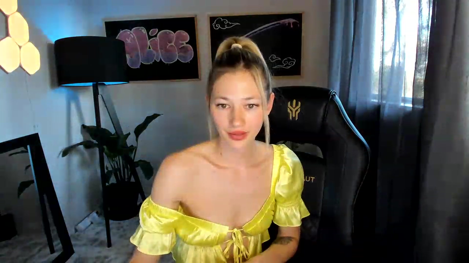 Gallery image thumbnail from Alice_NZ's myfreecams stream on, 04/10/2023, 05:13 image 15 of 20