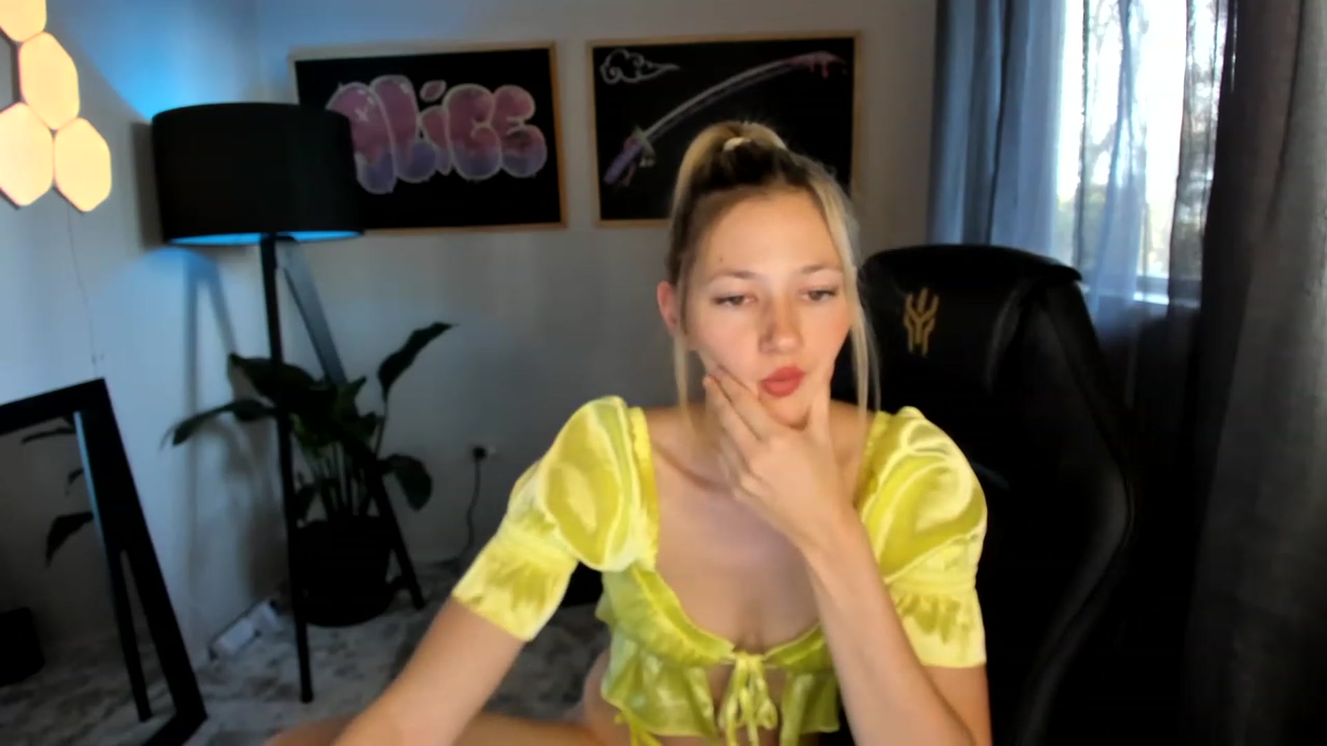 Gallery image thumbnail from Alice_NZ's myfreecams stream on, 04/10/2023, 05:13 image 13 of 20