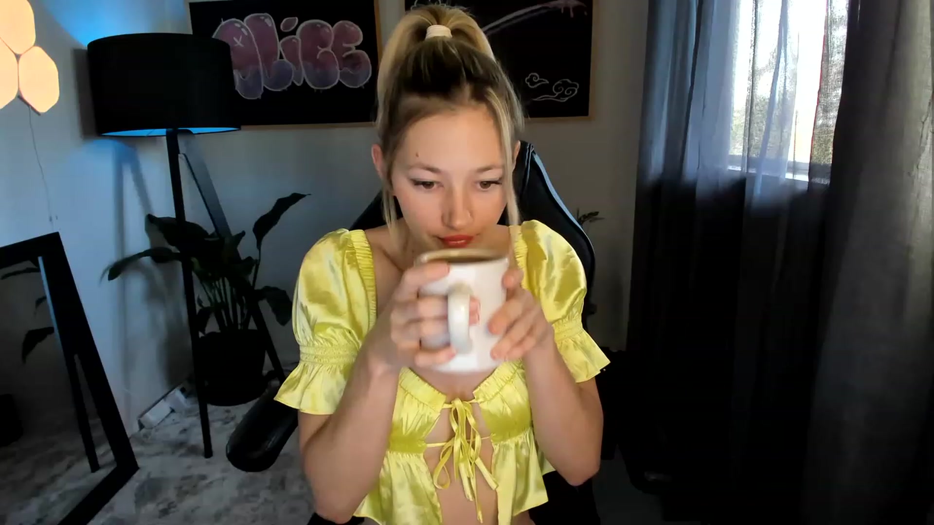 Gallery image thumbnail from Alice_NZ's myfreecams stream on, 04/10/2023, 05:13 image 2 of 20