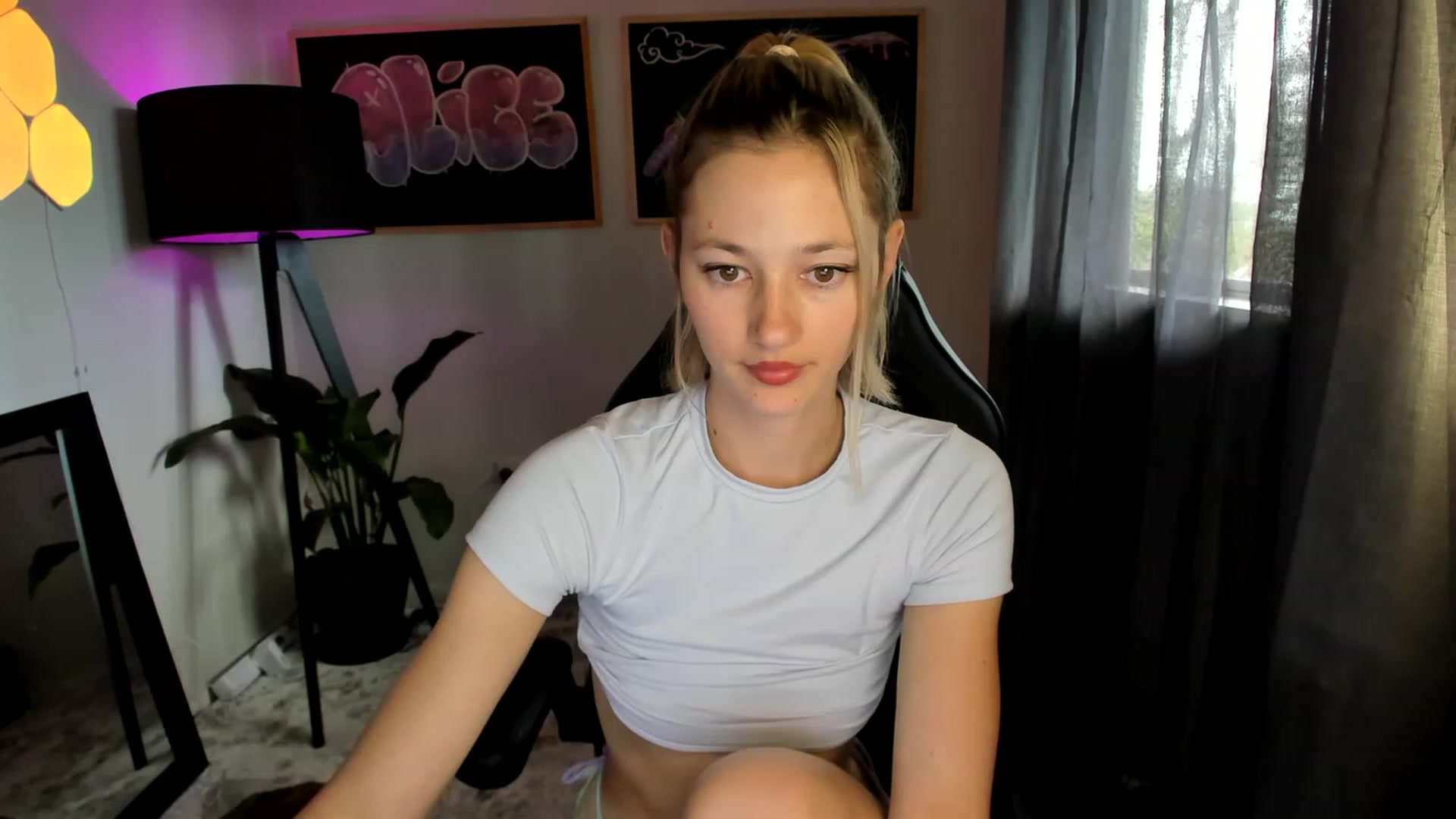 Gallery image thumbnail from Alice_NZ's myfreecams stream on, 04/12/2023, 04:33 image 10 of 20