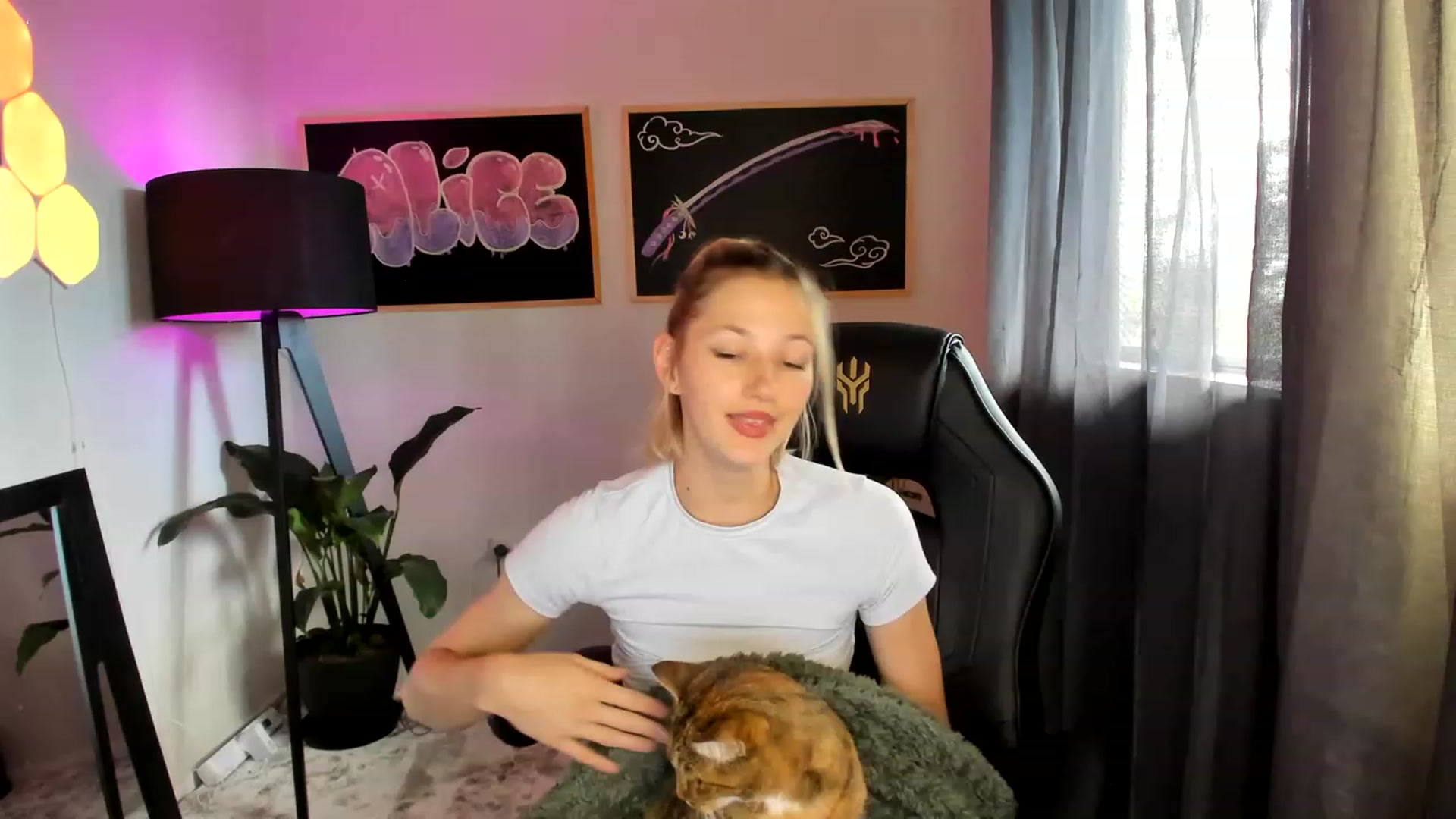 Gallery image thumbnail from Alice_NZ's myfreecams stream on, 04/12/2023, 04:33 image 12 of 20