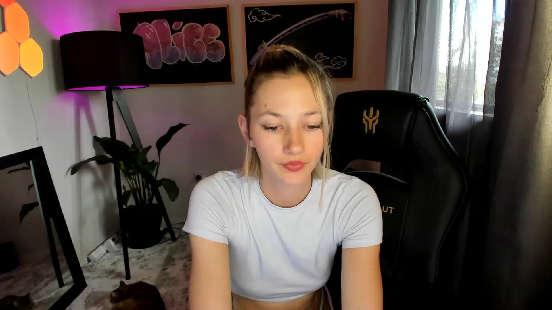 Gallery image thumbnail from Alice_NZ's myfreecams stream on, 04/12/2023, 04:33 image 2 of 20