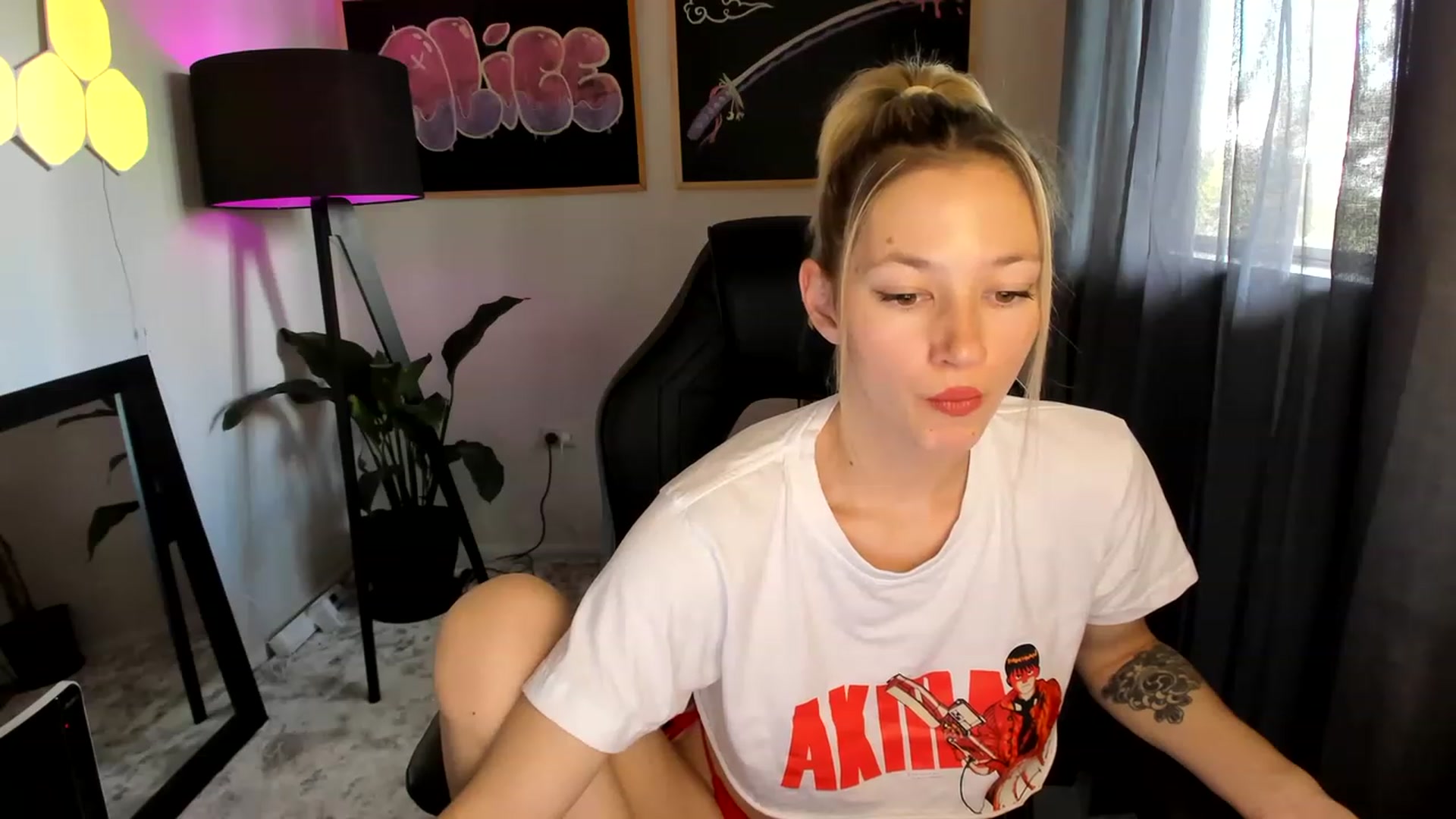Gallery image thumbnail from Alice_NZ's myfreecams stream on, 04/12/2023, 23:53 image 13 of 20