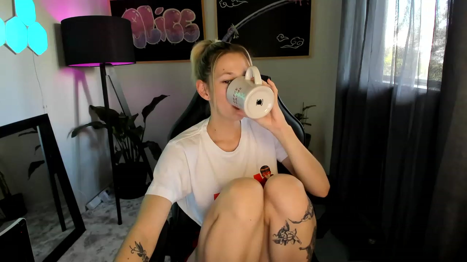 Gallery image thumbnail from Alice_NZ's myfreecams stream on, 04/12/2023, 23:53 image 16 of 20