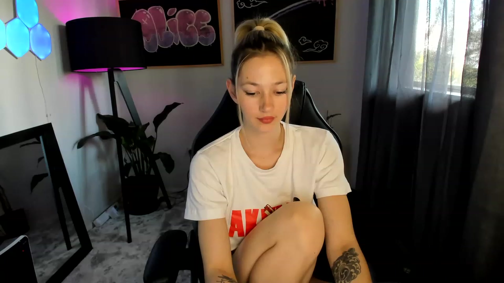 Gallery image thumbnail from Alice_NZ's myfreecams stream on, 04/12/2023, 23:53 image 20 of 20