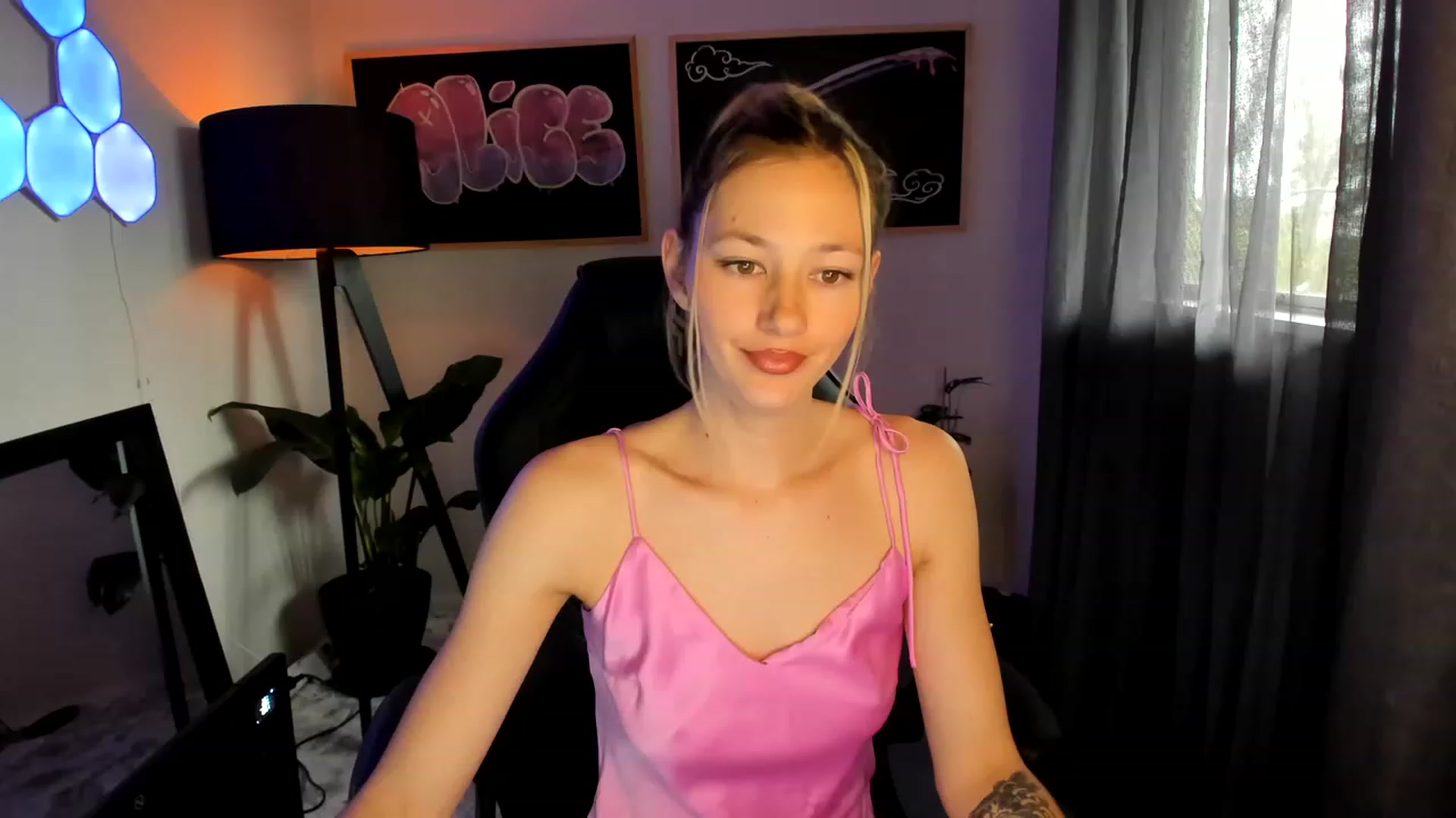 Gallery image thumbnail from Alice_NZ's myfreecams stream on, 04/15/2023, 05:03 image 7 of 20