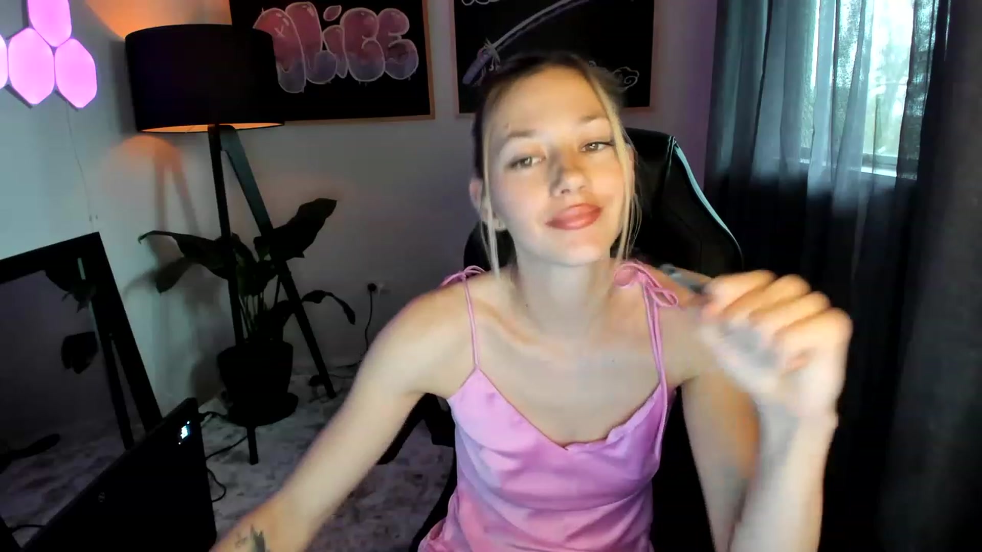 Gallery image thumbnail from Alice_NZ's myfreecams stream on, 04/15/2023, 05:03 image 14 of 20