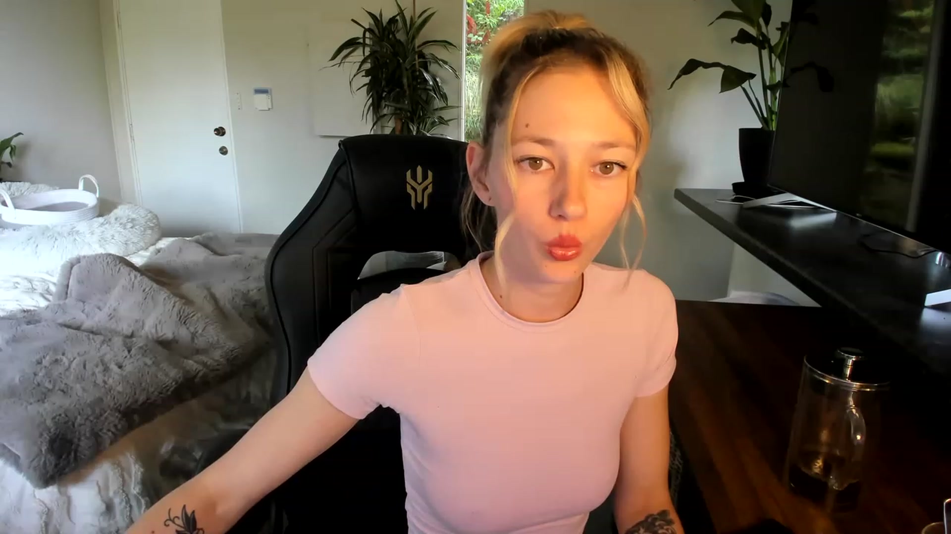 Gallery image thumbnail from Alice_NZ's myfreecams stream on, 04/18/2023, 01:05 image 11 of 20