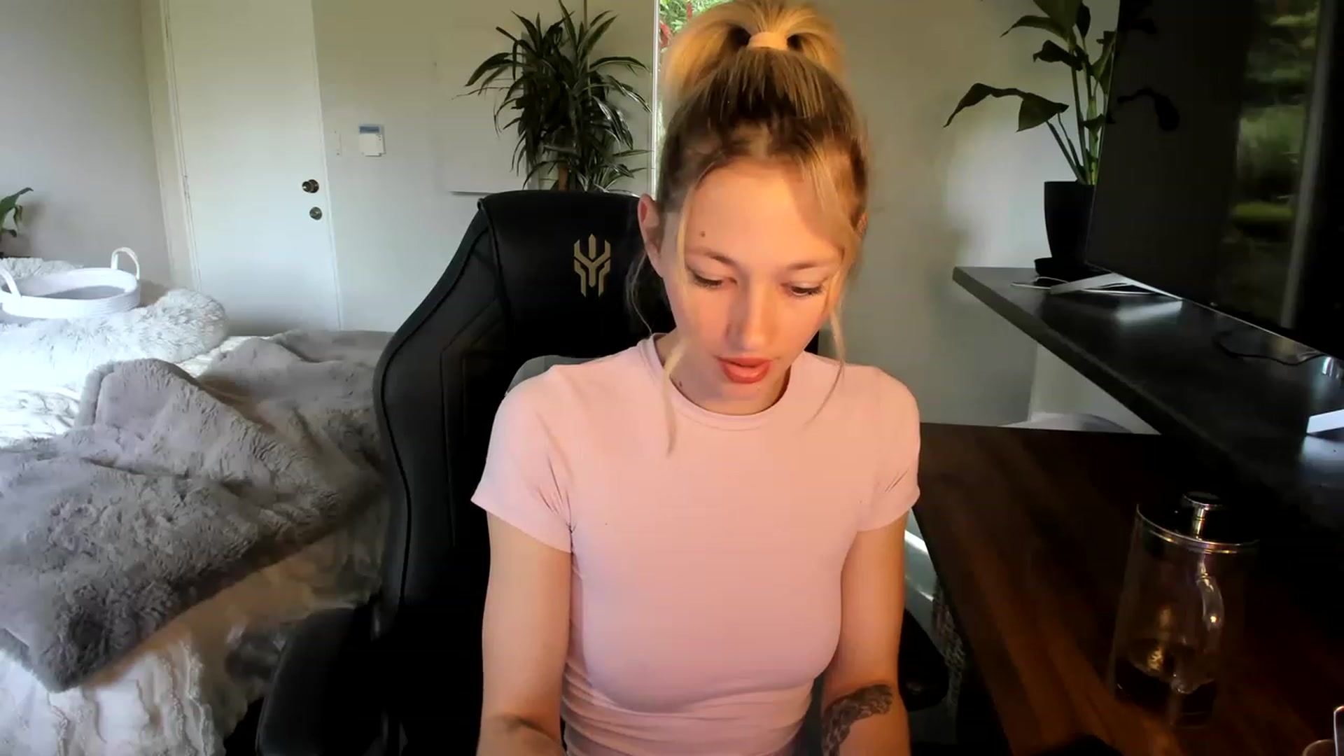 Gallery image thumbnail from Alice_NZ's myfreecams stream on, 04/18/2023, 01:23 image 12 of 20