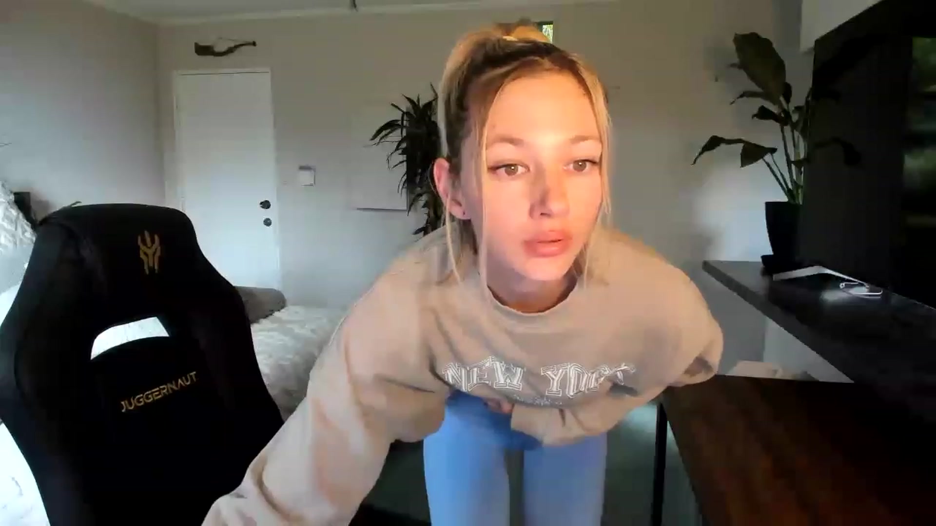Gallery image thumbnail from Alice_NZ's myfreecams stream on, 04/19/2023, 04:22 image 7 of 20