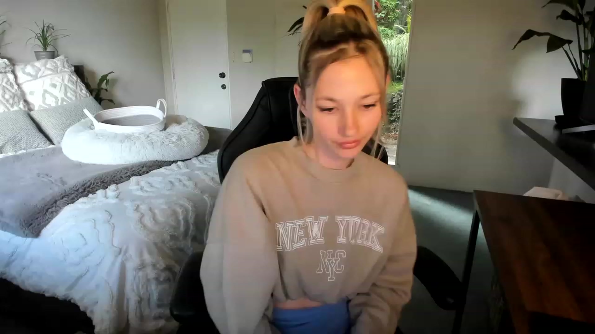 Gallery image thumbnail from Alice_NZ's myfreecams stream on, 04/19/2023, 04:22 image 2 of 20