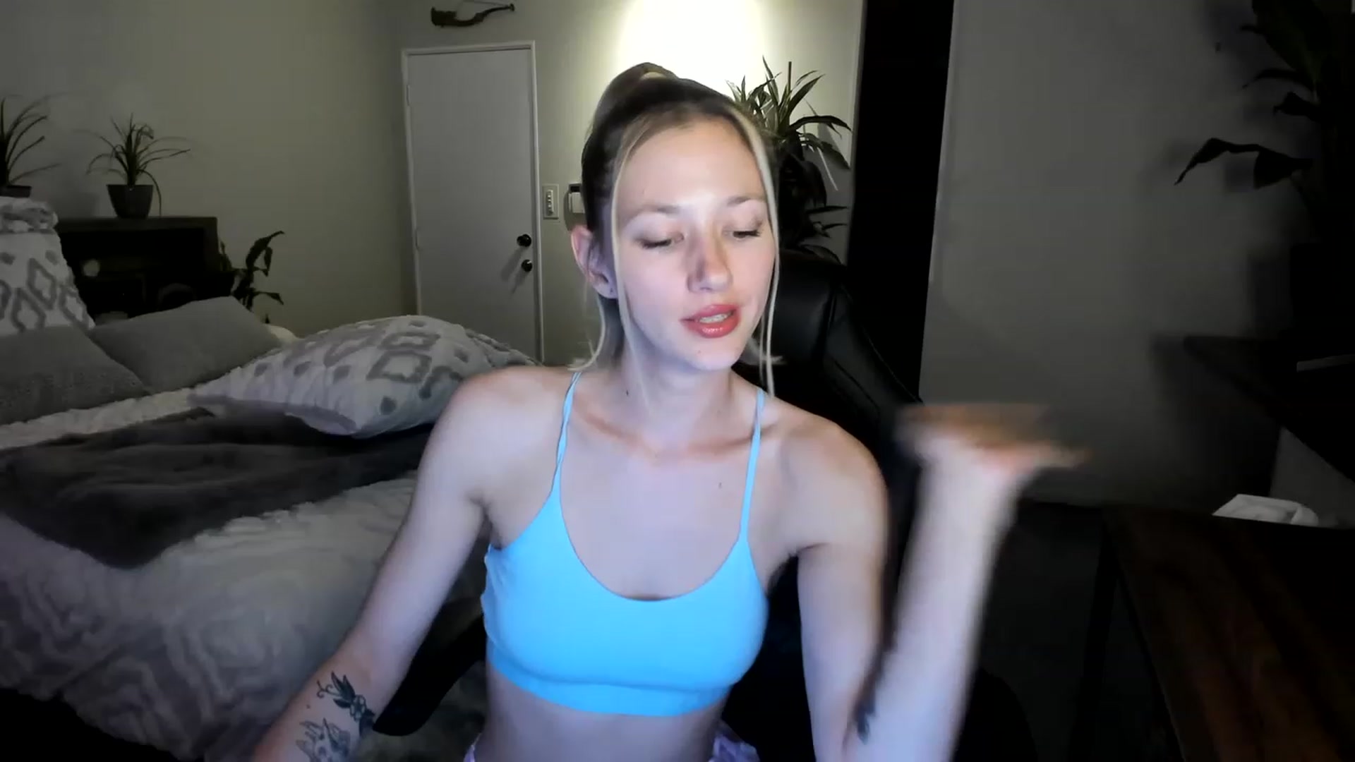 Gallery image thumbnail from Alice_NZ's myfreecams stream on, 04/19/2023, 09:01 image 8 of 20
