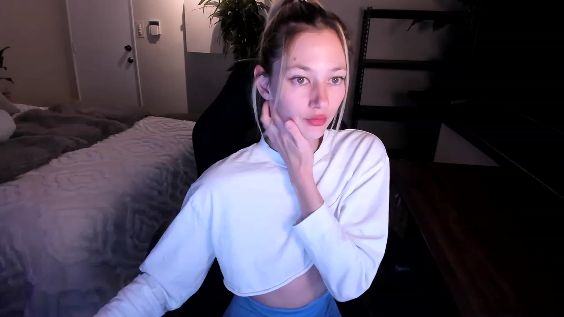 Gallery image thumbnail from Alice_NZ's myfreecams stream on, 04/23/2023, 10:14 image 1 of 20