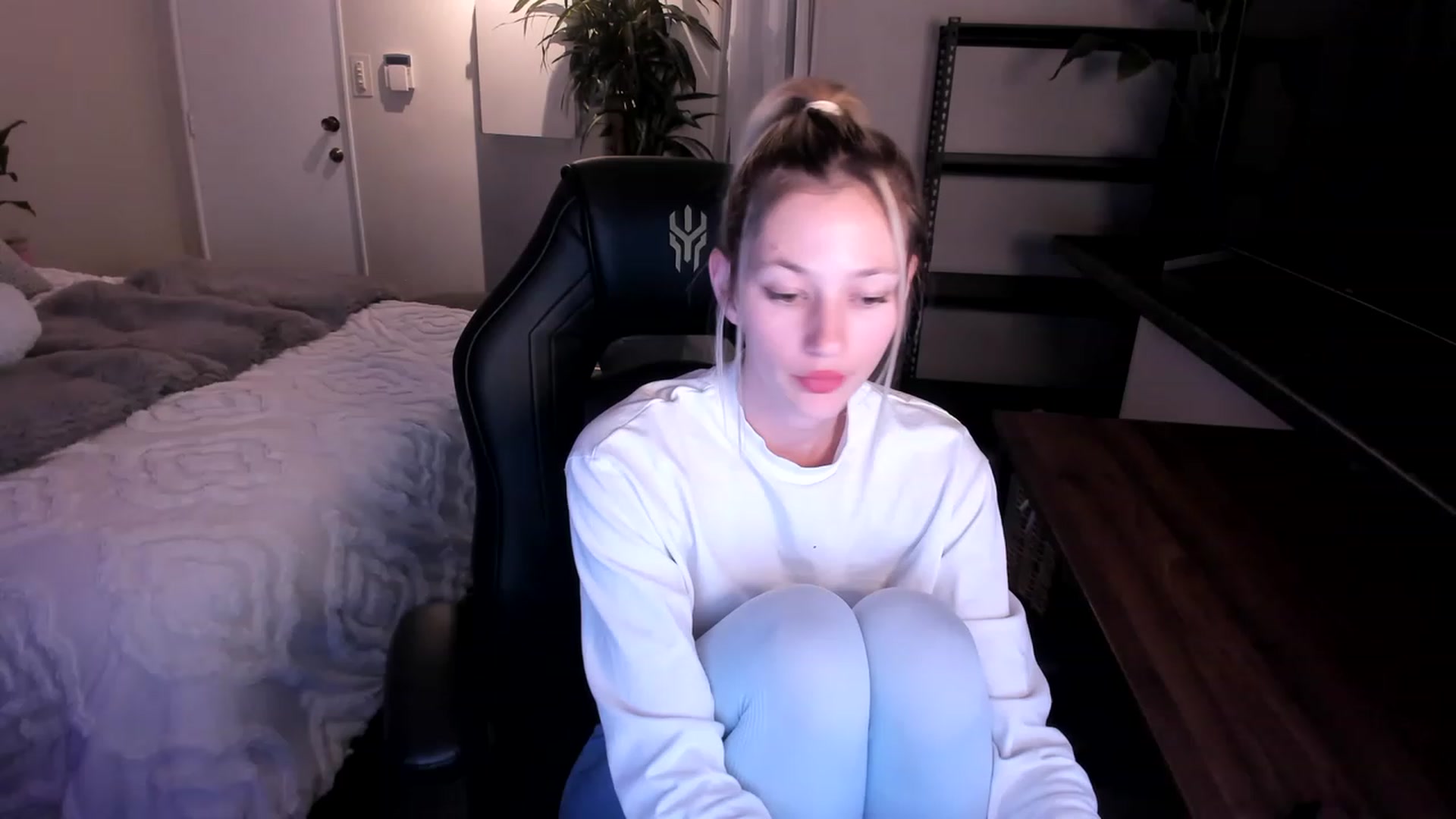 Gallery image thumbnail from Alice_NZ's myfreecams stream on, 04/23/2023, 10:14 image 14 of 20