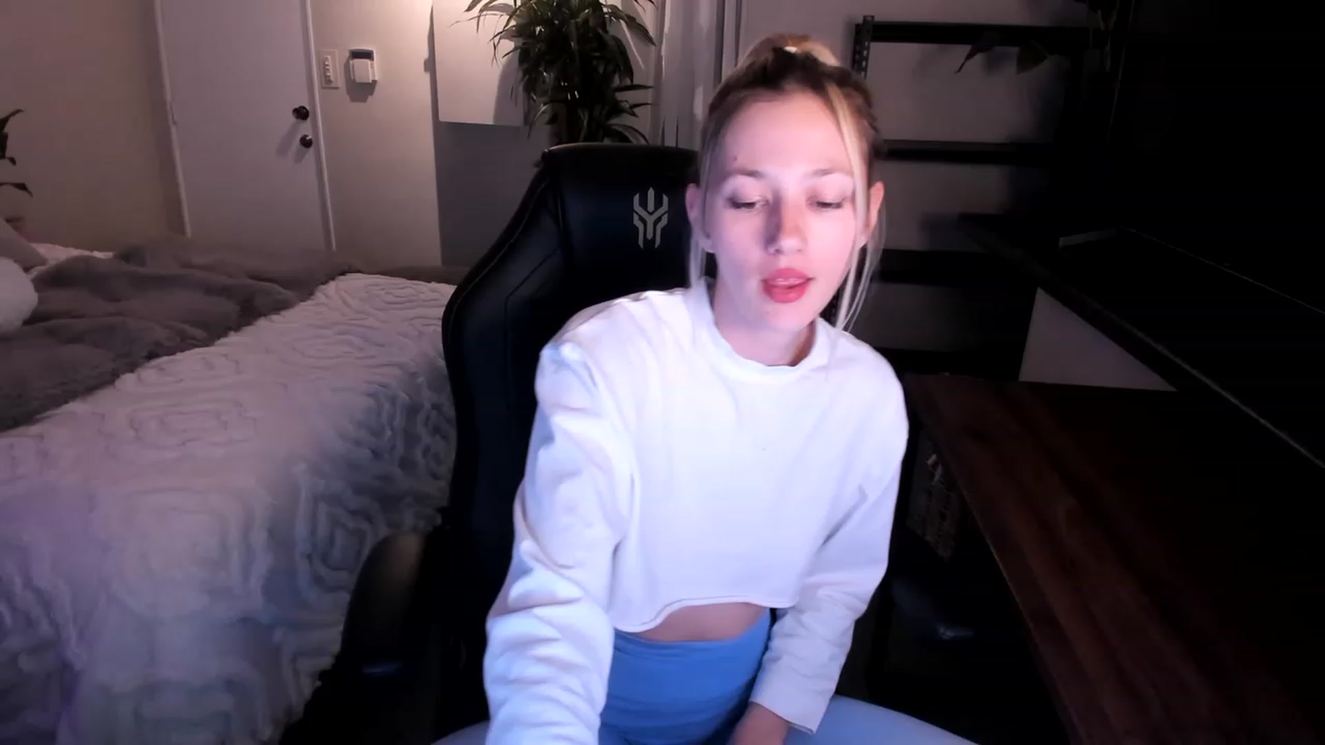 Gallery image thumbnail from Alice_NZ's myfreecams stream on, 04/23/2023, 10:14 image 9 of 20