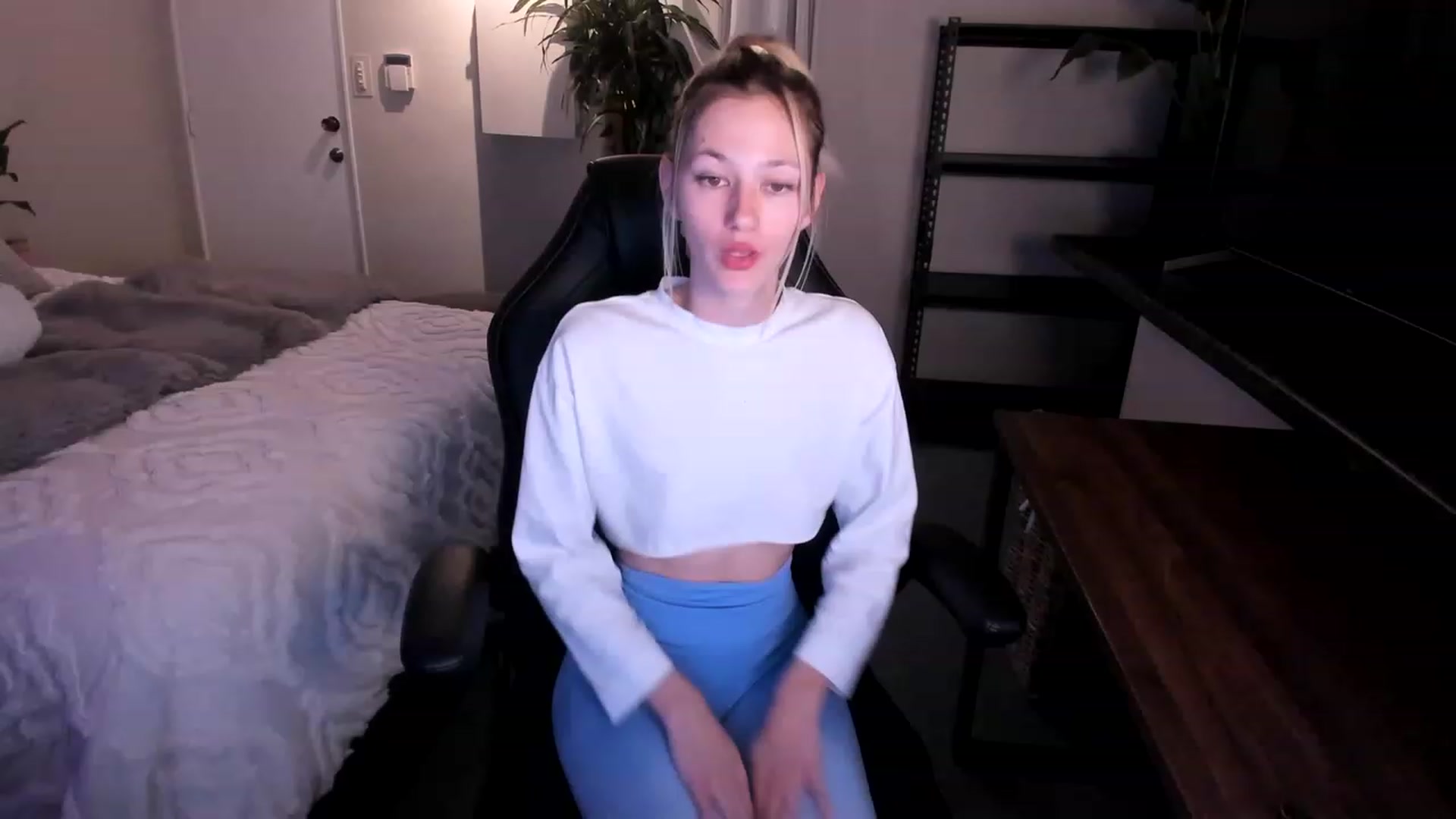 Gallery image thumbnail from Alice_NZ's myfreecams stream on, 04/23/2023, 10:14 image 17 of 20