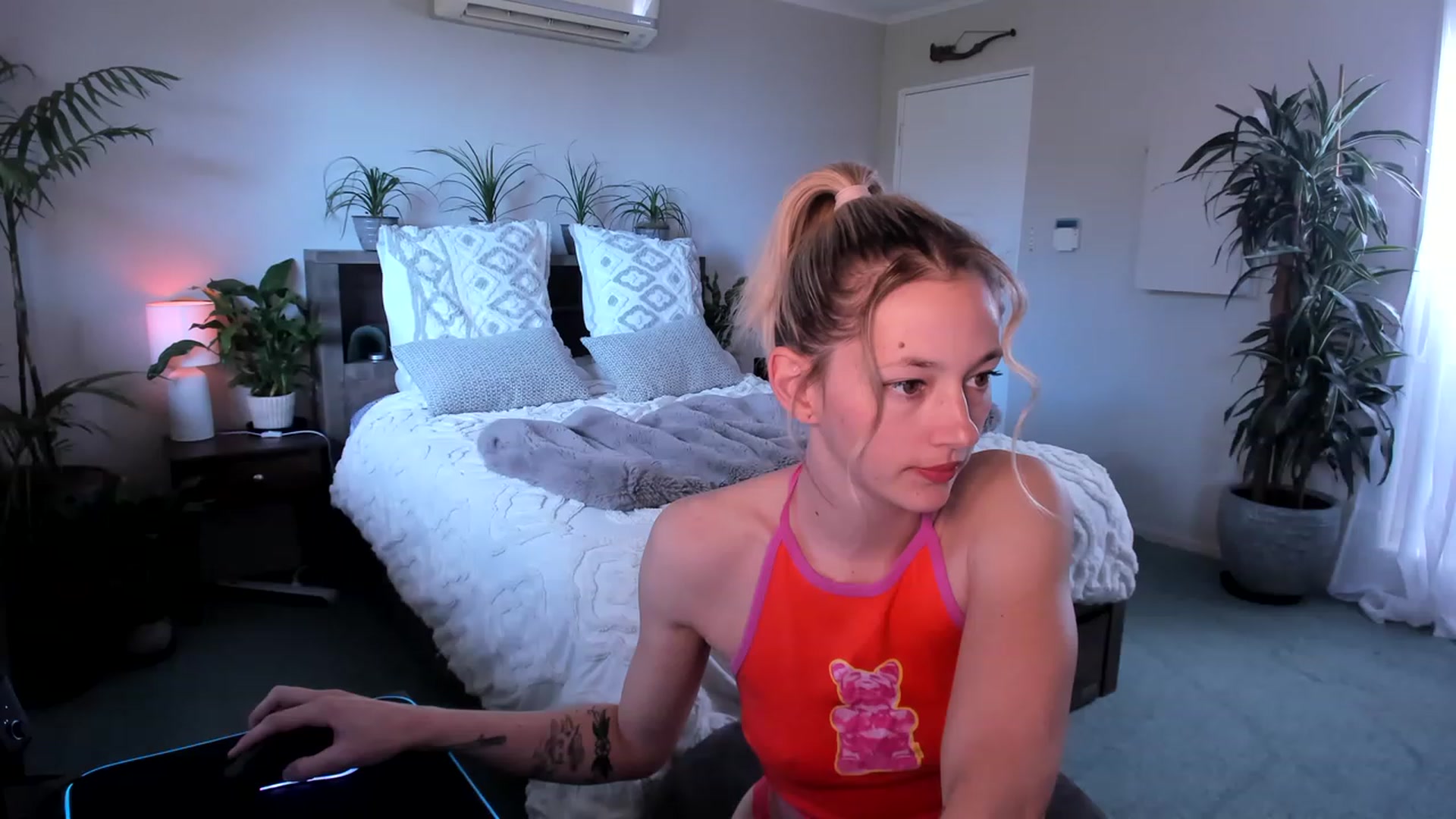 Gallery image thumbnail from Alice_NZ's myfreecams stream on, 04/27/2023, 02:38 image 4 of 20
