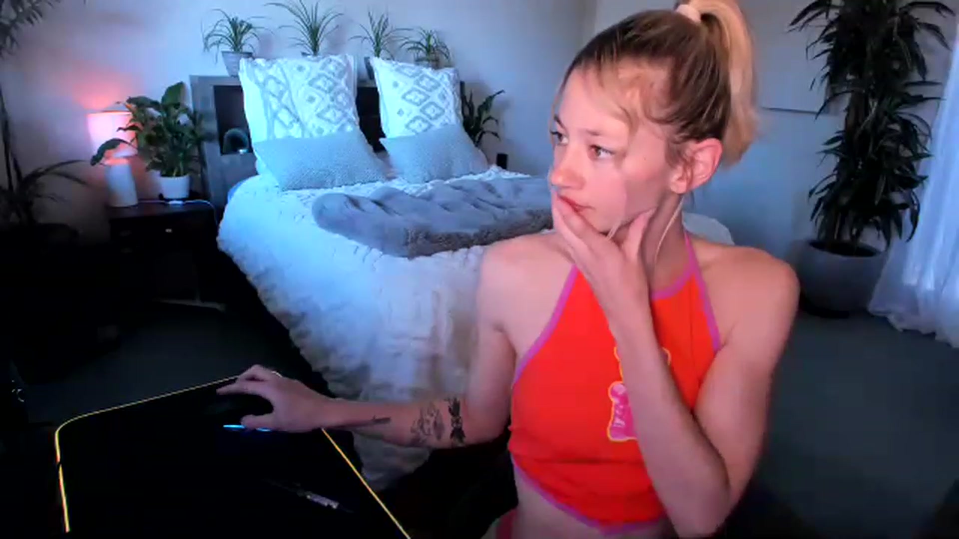 Gallery image thumbnail from Alice_NZ's myfreecams stream on, 04/27/2023, 02:38 image 12 of 20