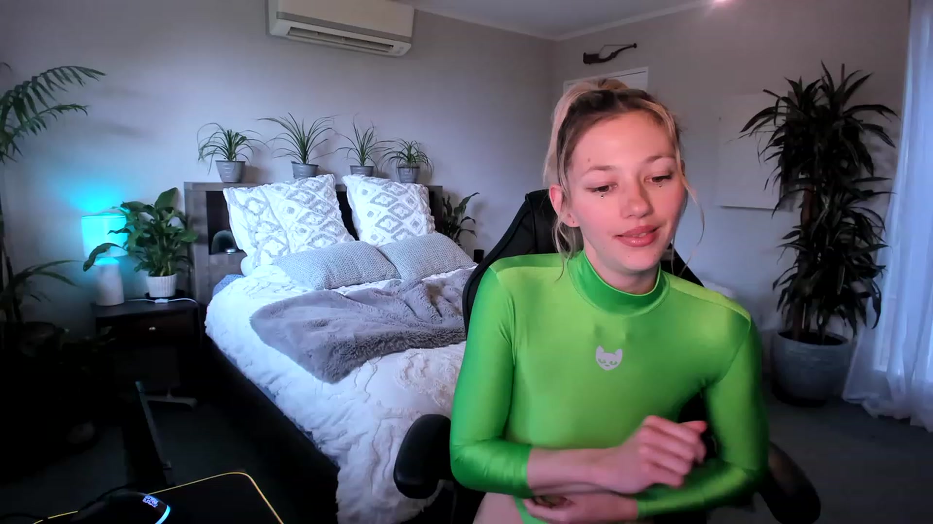 Gallery image thumbnail from Alice_NZ's myfreecams stream on, 04/28/2023, 03:28 image 2 of 20