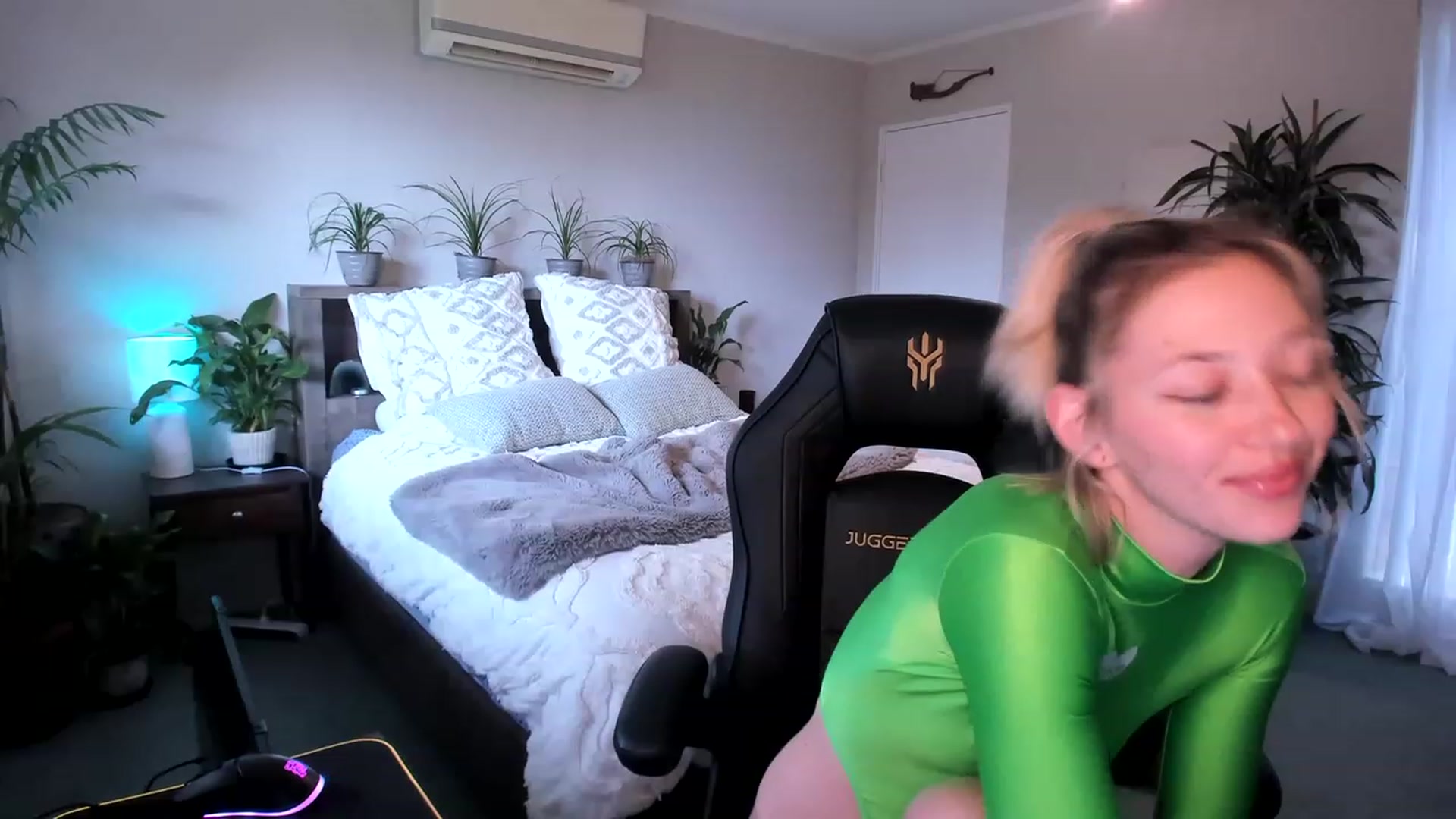 Gallery image thumbnail from Alice_NZ's myfreecams stream on, 04/28/2023, 03:28 image 7 of 20