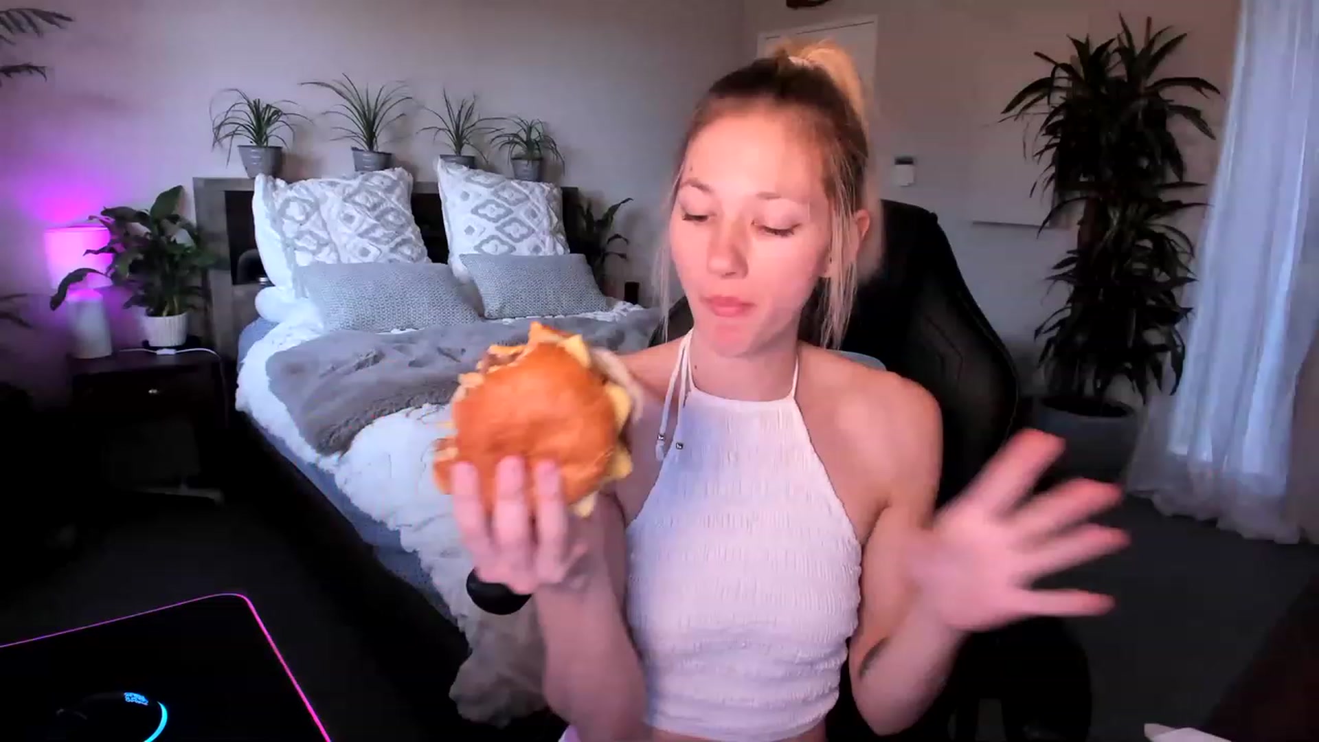 Gallery image thumbnail from Alice_NZ's myfreecams stream on, 04/29/2023, 04:02 image 4 of 20