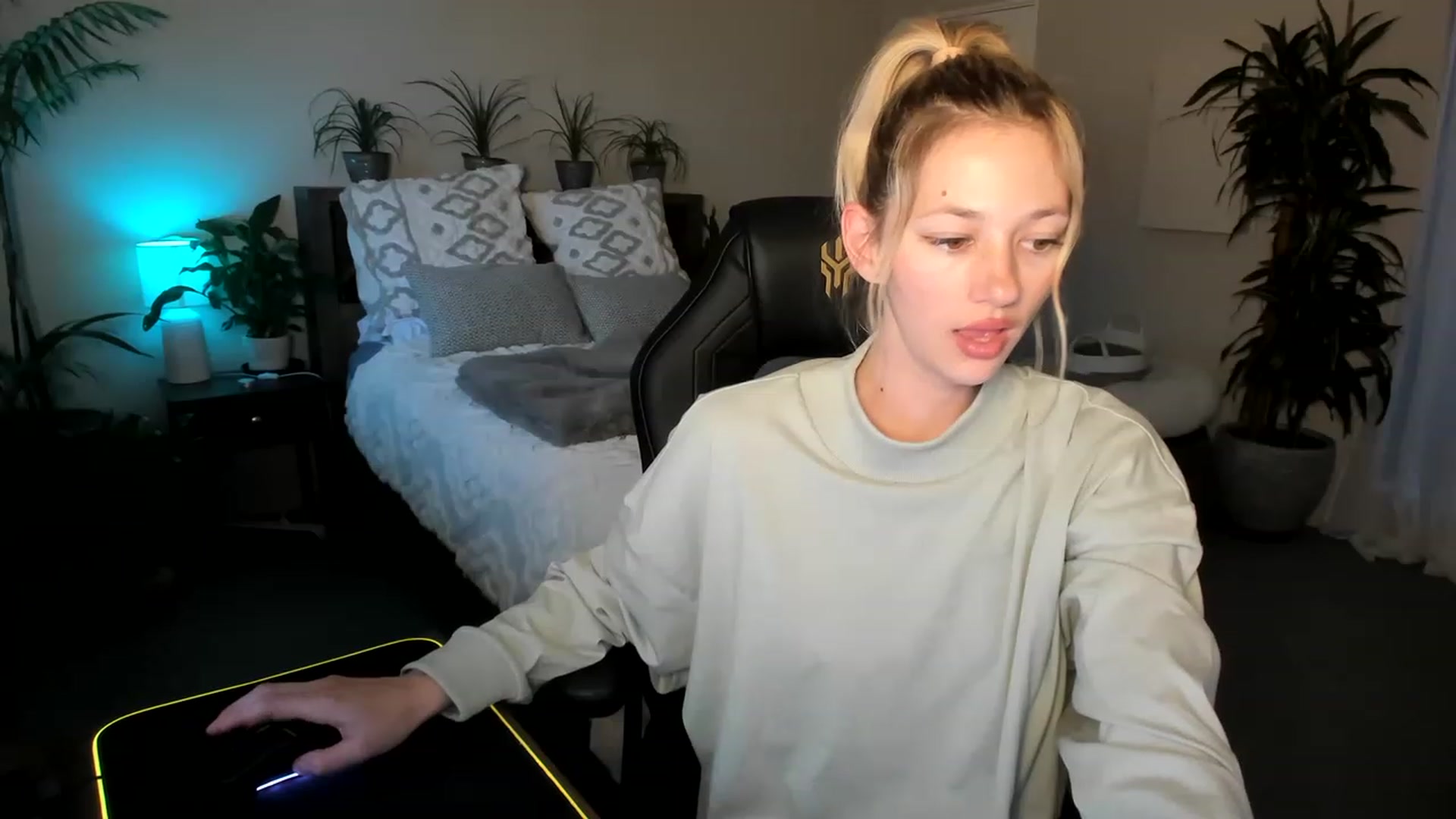 Gallery image thumbnail from Alice_NZ's myfreecams stream on, 05/02/2023, 05:24 image 18 of 20
