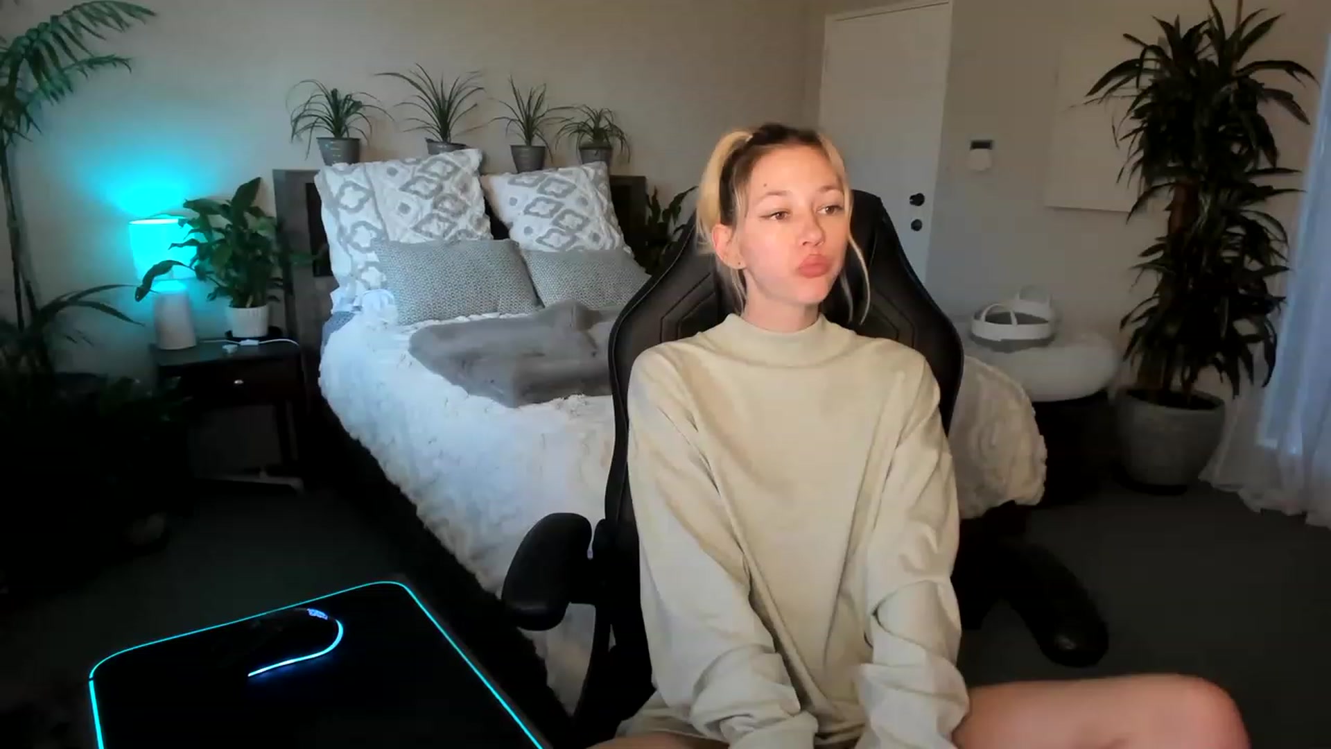 Gallery image thumbnail from Alice_NZ's myfreecams stream on, 05/02/2023, 05:24 image 10 of 20