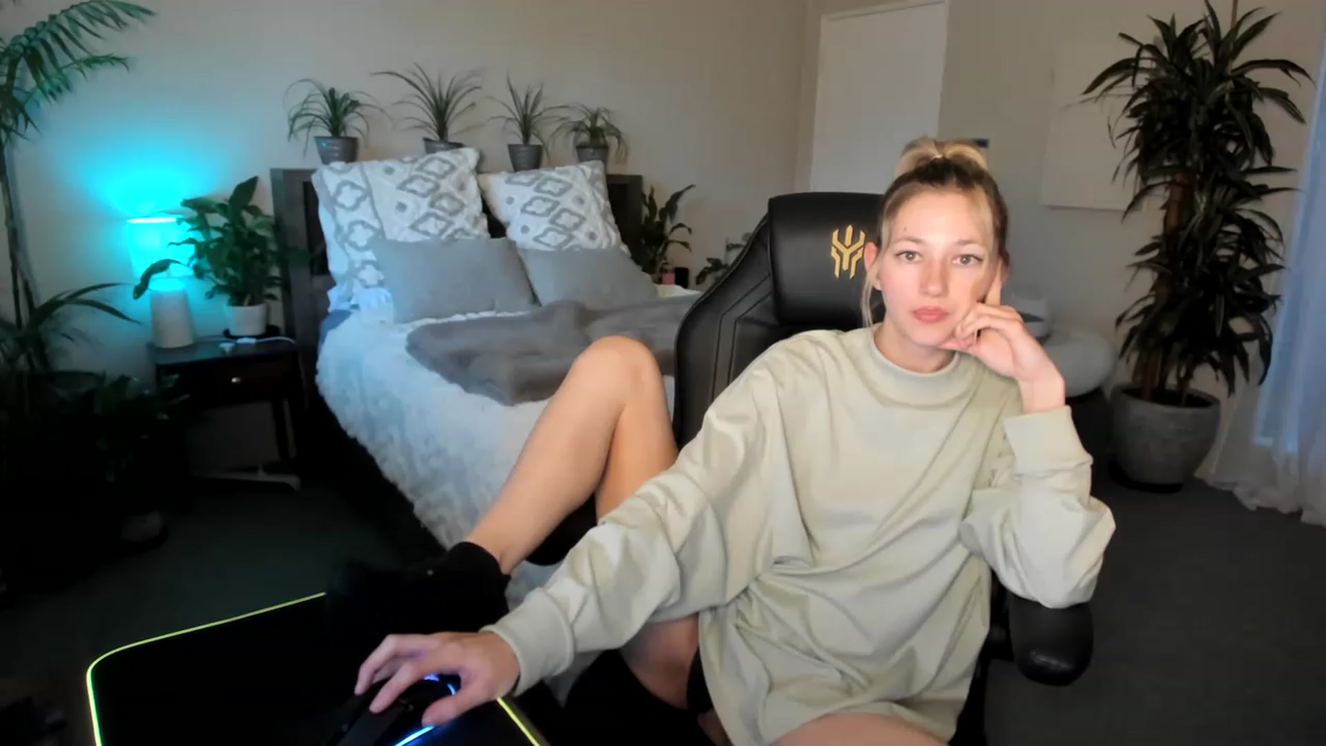 Gallery image thumbnail from Alice_NZ's myfreecams stream on, 05/02/2023, 05:24 image 15 of 20