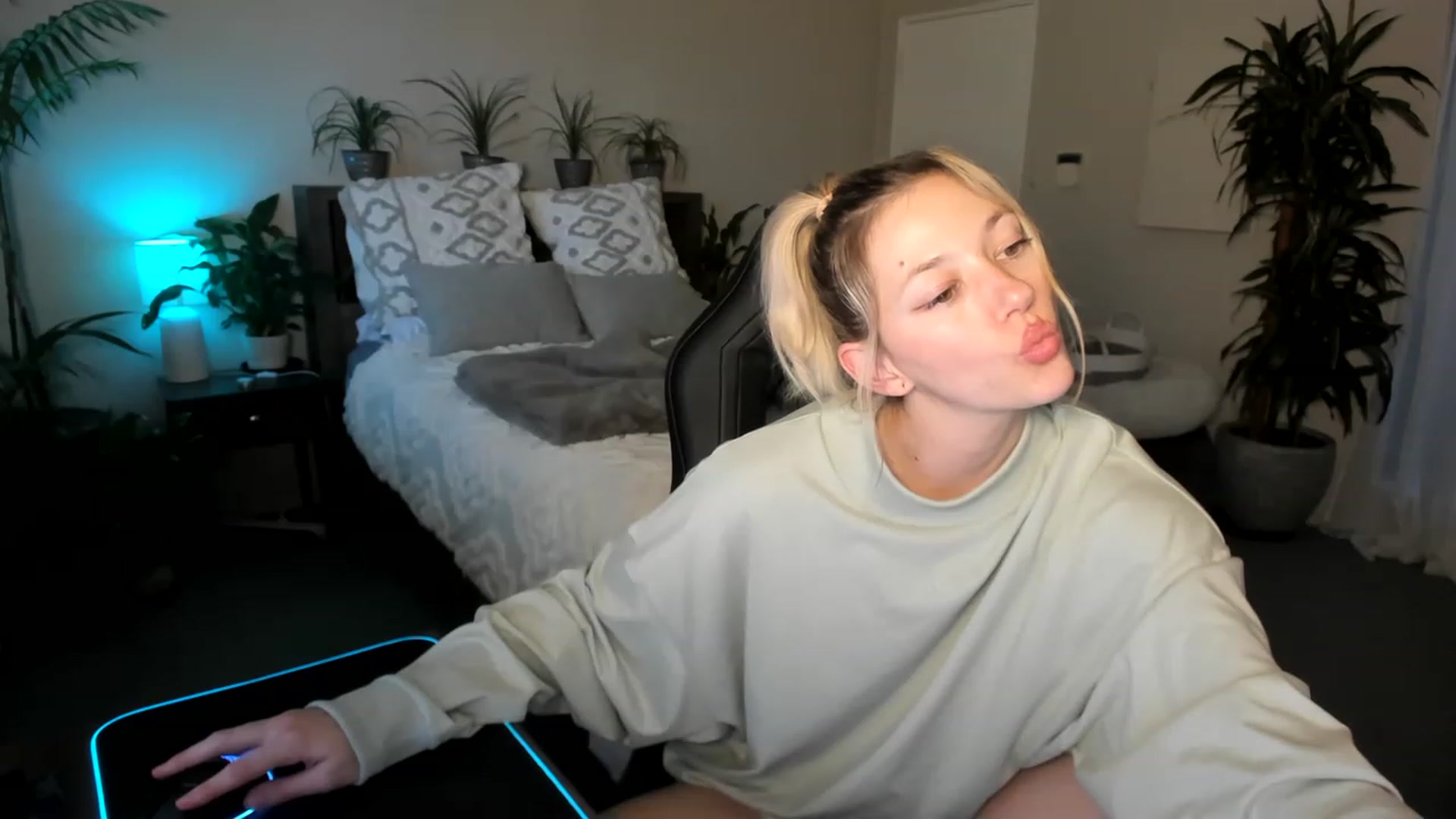 Gallery image thumbnail from Alice_NZ's myfreecams stream on, 05/02/2023, 05:24 image 20 of 20