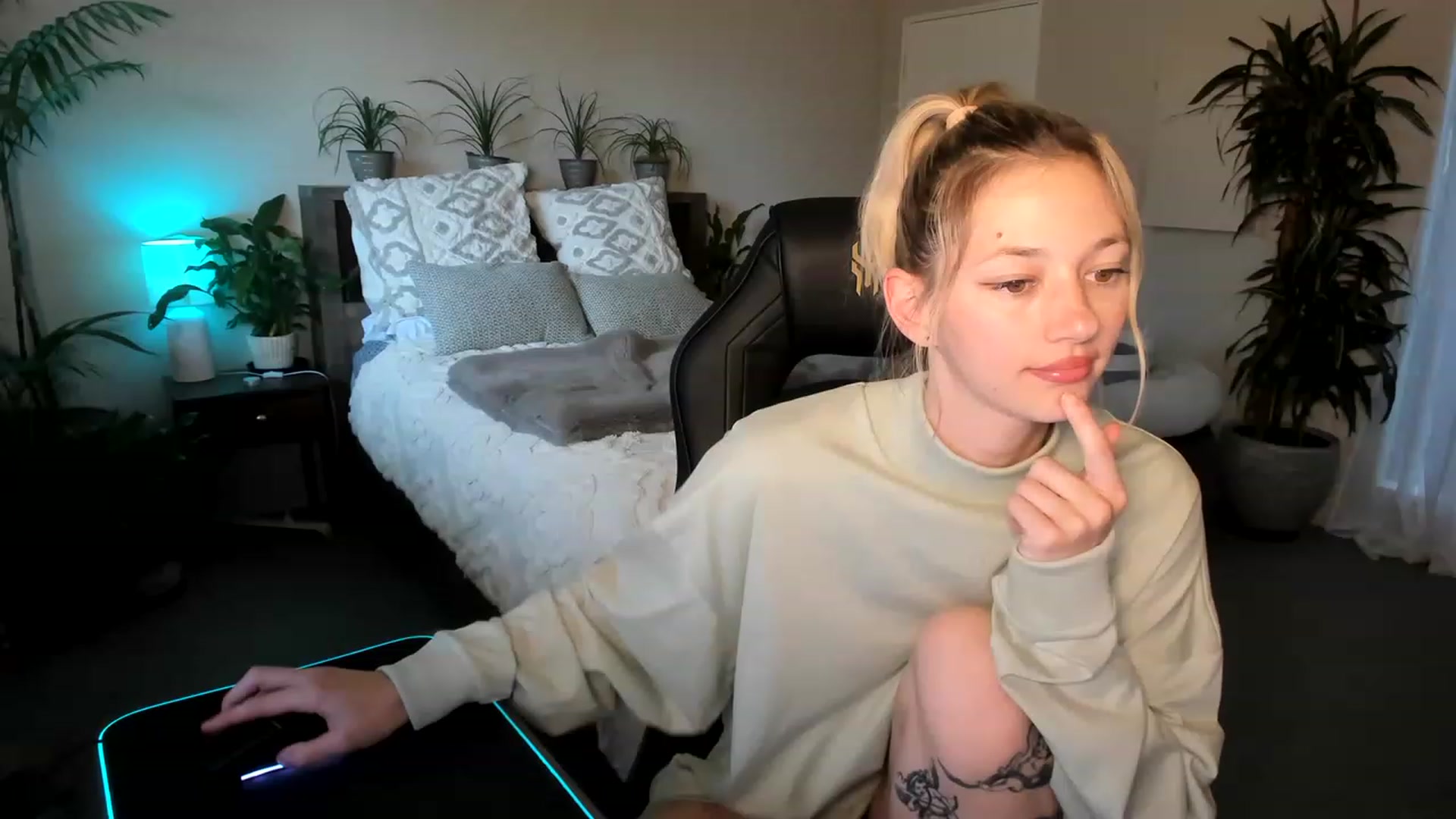Gallery image thumbnail from Alice_NZ's myfreecams stream on, 05/02/2023, 05:24 image 6 of 20