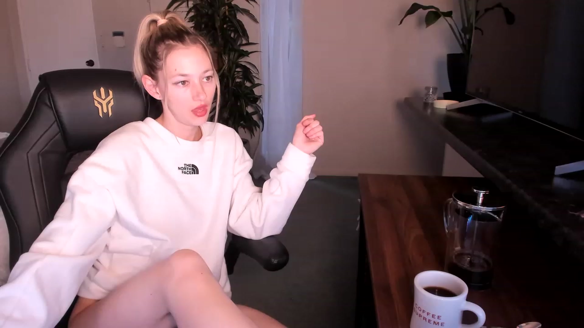 Gallery image thumbnail from Alice_NZ's myfreecams stream on, 05/04/2023, 04:38 image 12 of 20