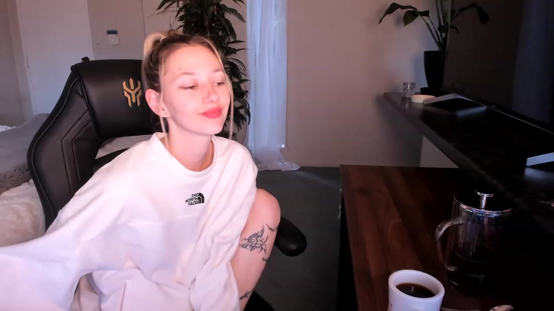 Gallery image thumbnail from Alice_NZ's myfreecams stream on, 05/04/2023, 04:38 image 1 of 20