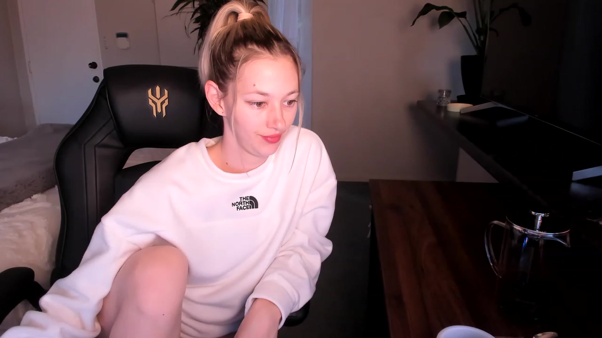 Gallery image thumbnail from Alice_NZ's myfreecams stream on, 05/04/2023, 04:38 image 5 of 20