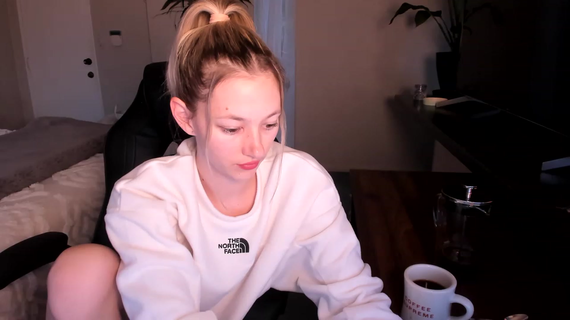 Gallery image thumbnail from Alice_NZ's myfreecams stream on, 05/04/2023, 04:38 image 13 of 20