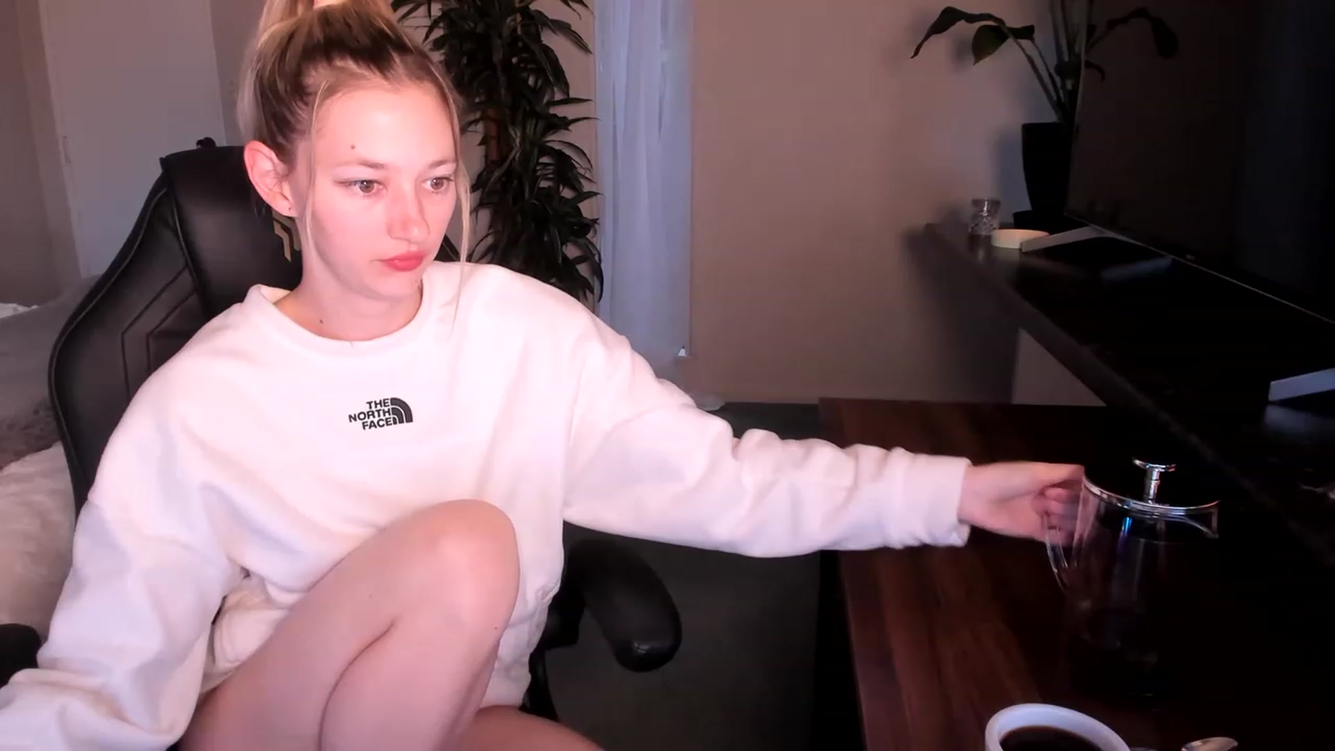 Gallery image thumbnail from Alice_NZ's myfreecams stream on, 05/04/2023, 04:38 image 6 of 20